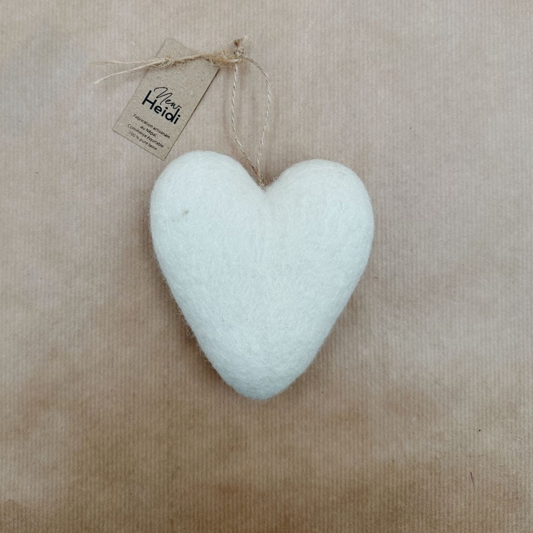 Cœur blanc à suspendre en feutrine – Décoration artisanale et éco-responsable | New Heidi