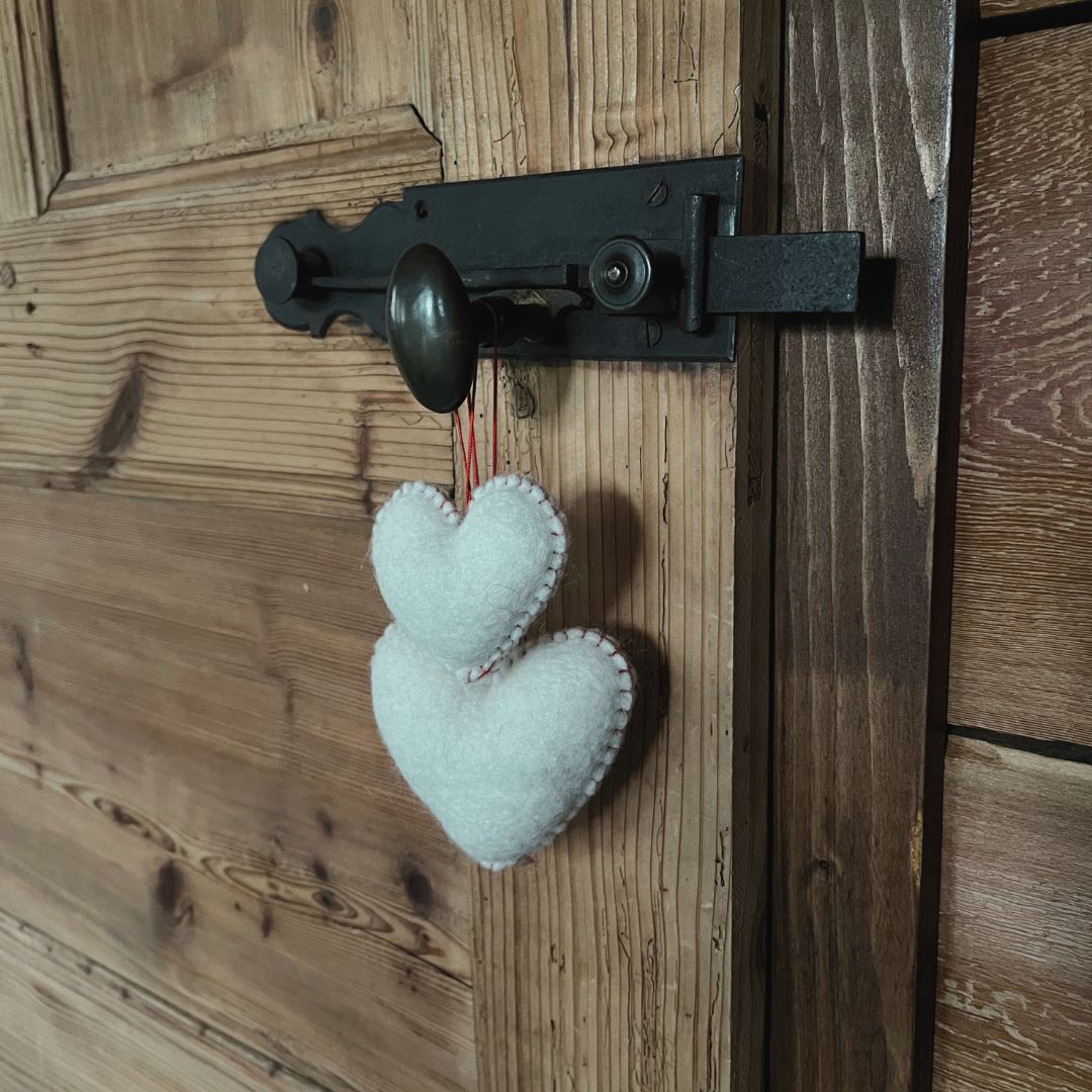 Décorations à suspendre en forme de cœur en feutrine (rouge et blanc) – New Heidi
