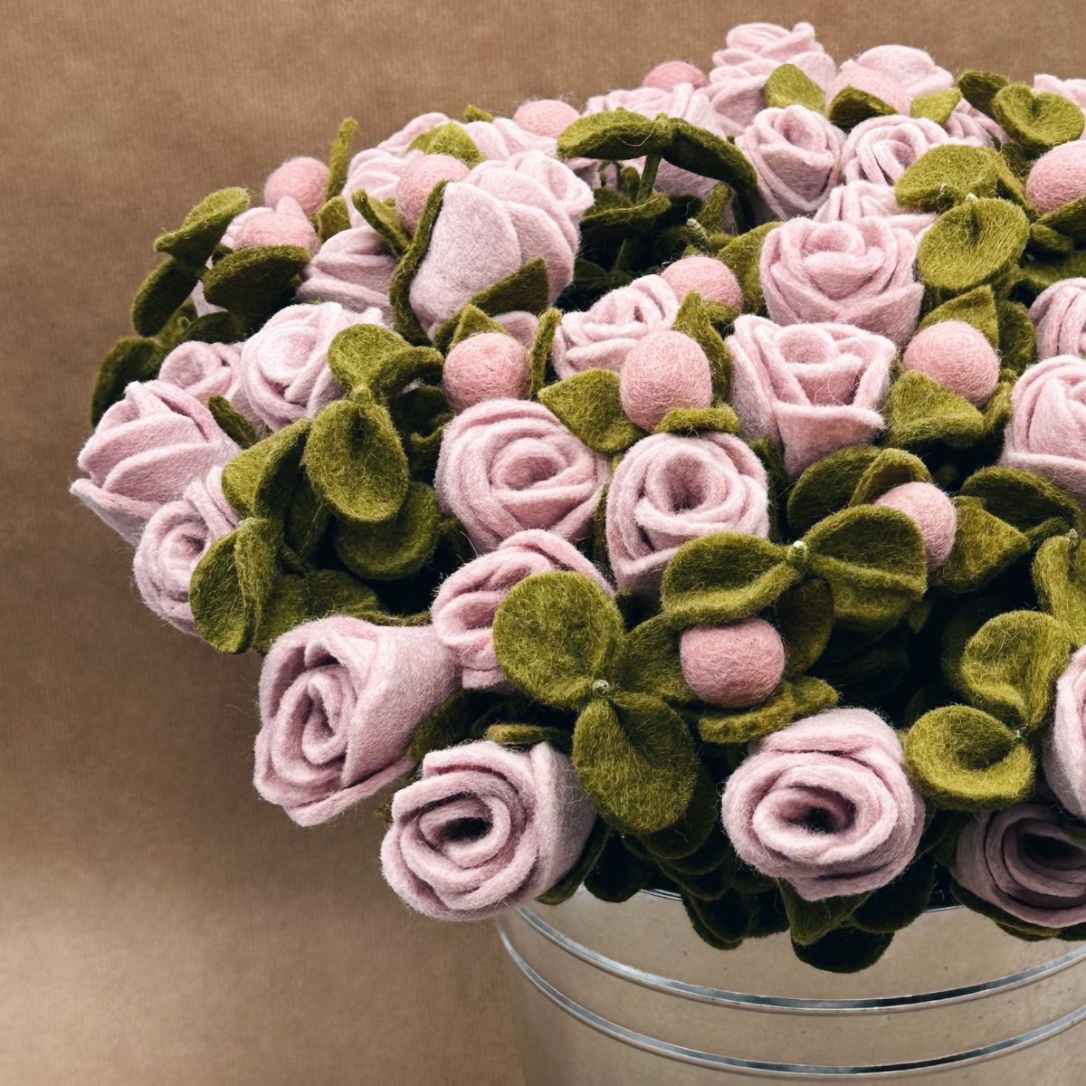 BOUQUET "TENDRESSE" – 3 ROSES, 2 EUCALYPTUS, 1 BOUTON DE ROSE SPÉCIAL FÊTE DES MÈRES – NEW HEIDI