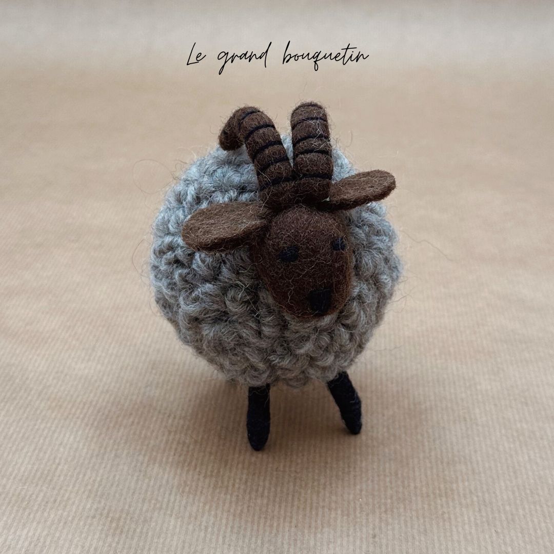 Grand bouquetin gris et marron New Heidi en feutrine de laine bouclée, vue de face.