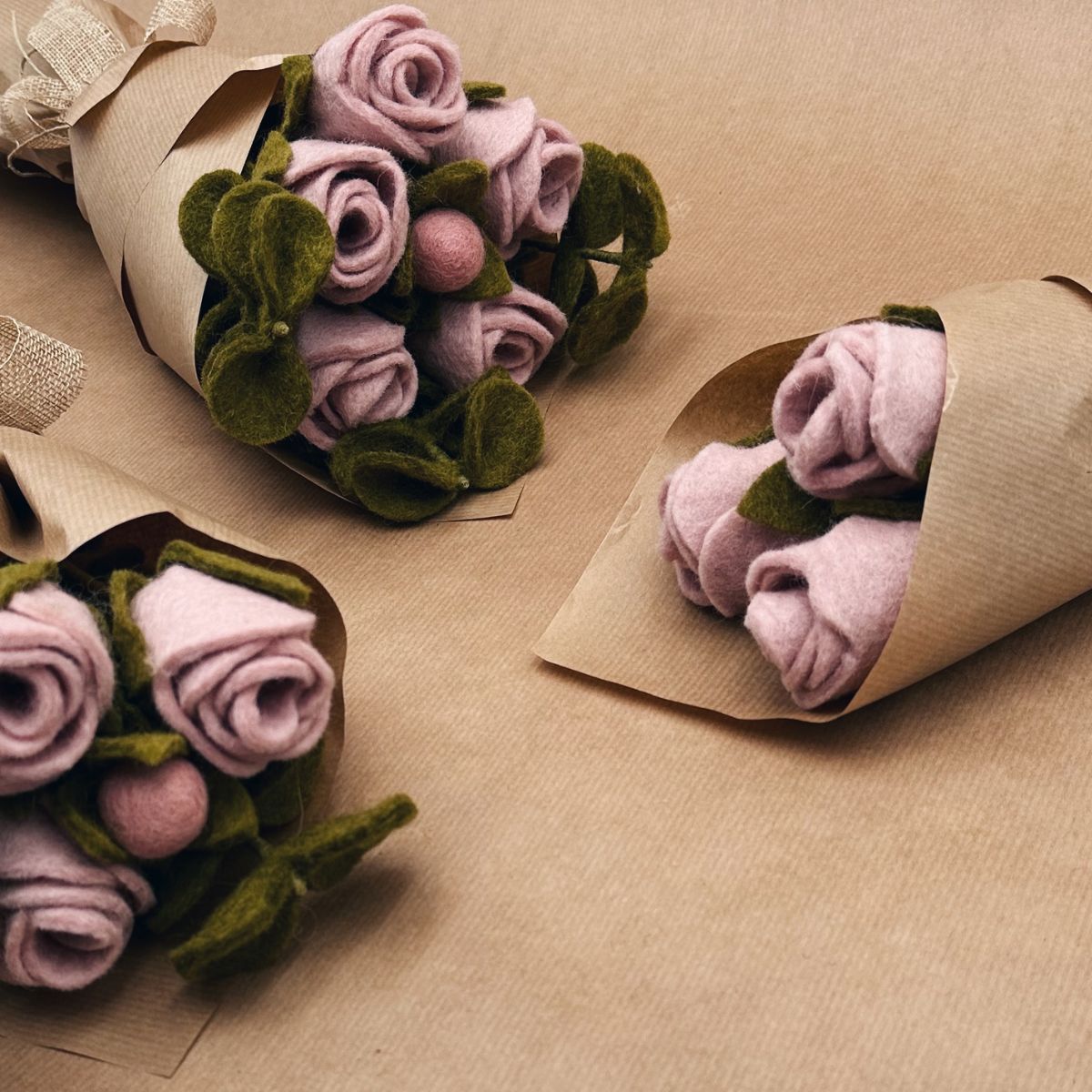 BOUQUET "GÉNÉREUSE" – 5 ROSES, 3 EUCALYPTUS, 1 BOUTON DE ROSE SPÉCIAL FÊTE DES MÈRES – NEW HEIDI