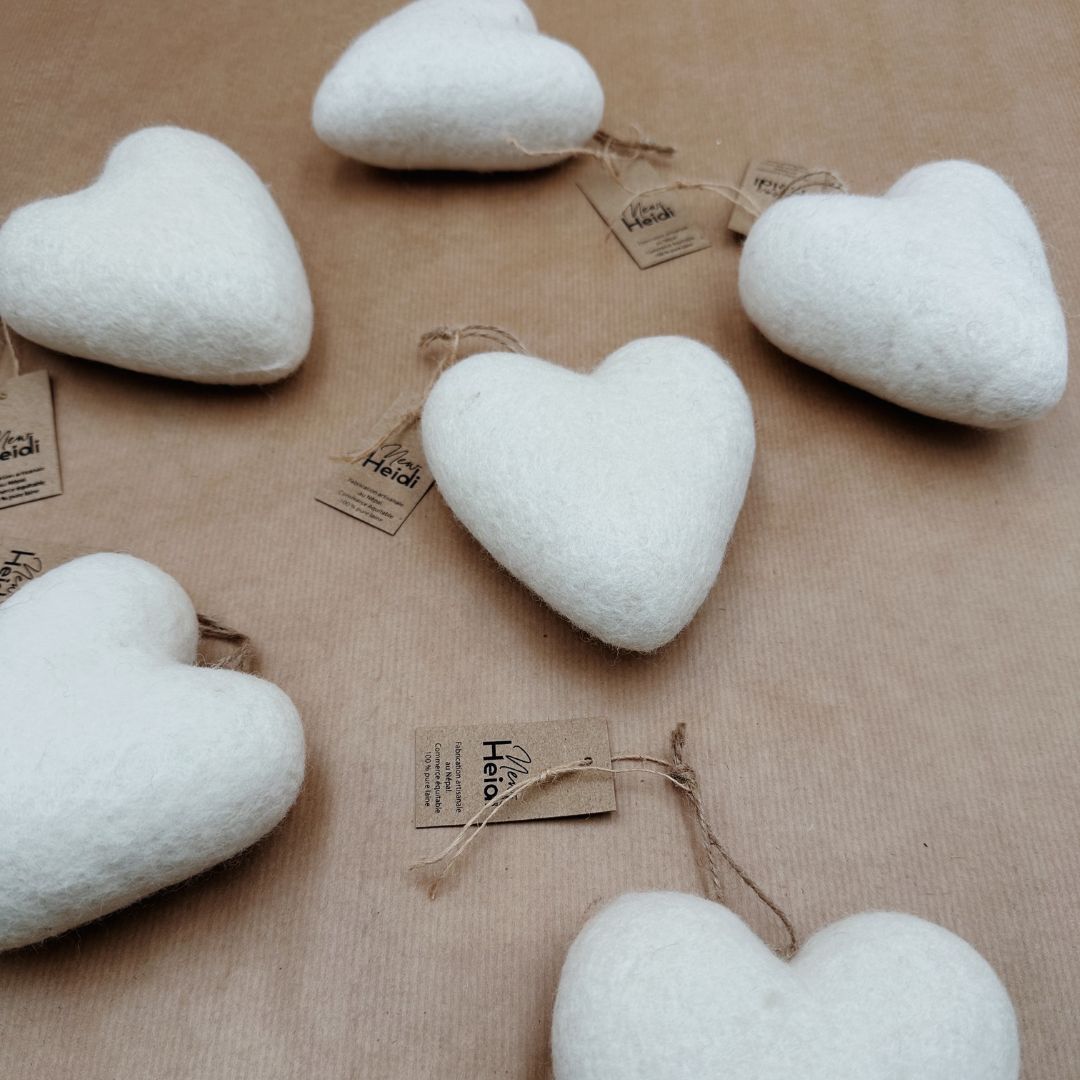 Cœur blanc à suspendre en feutrine – Décoration artisanale et éco-responsable | New Heidi
