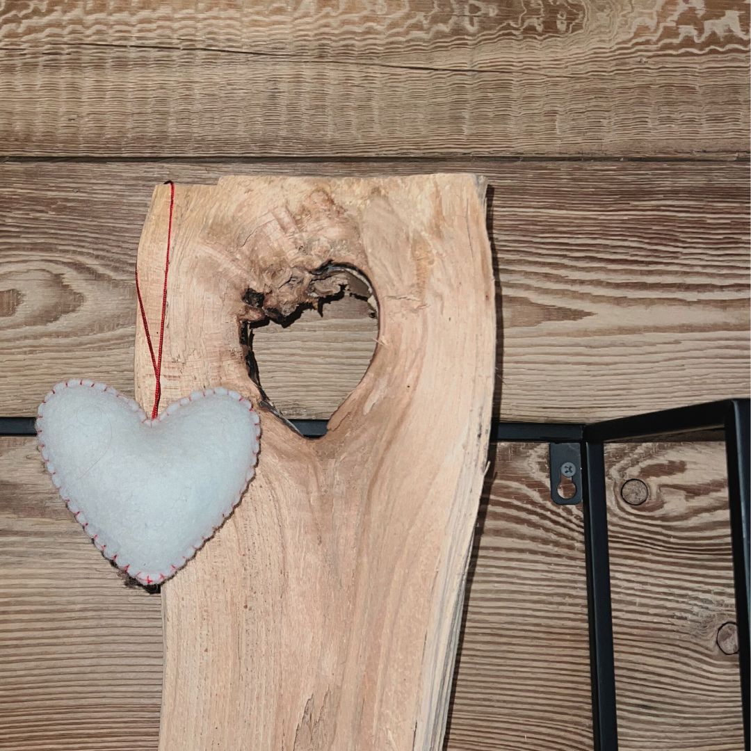 Décorations à suspendre en forme de cœur en feutrine (rouge et blanc) – New Heidi