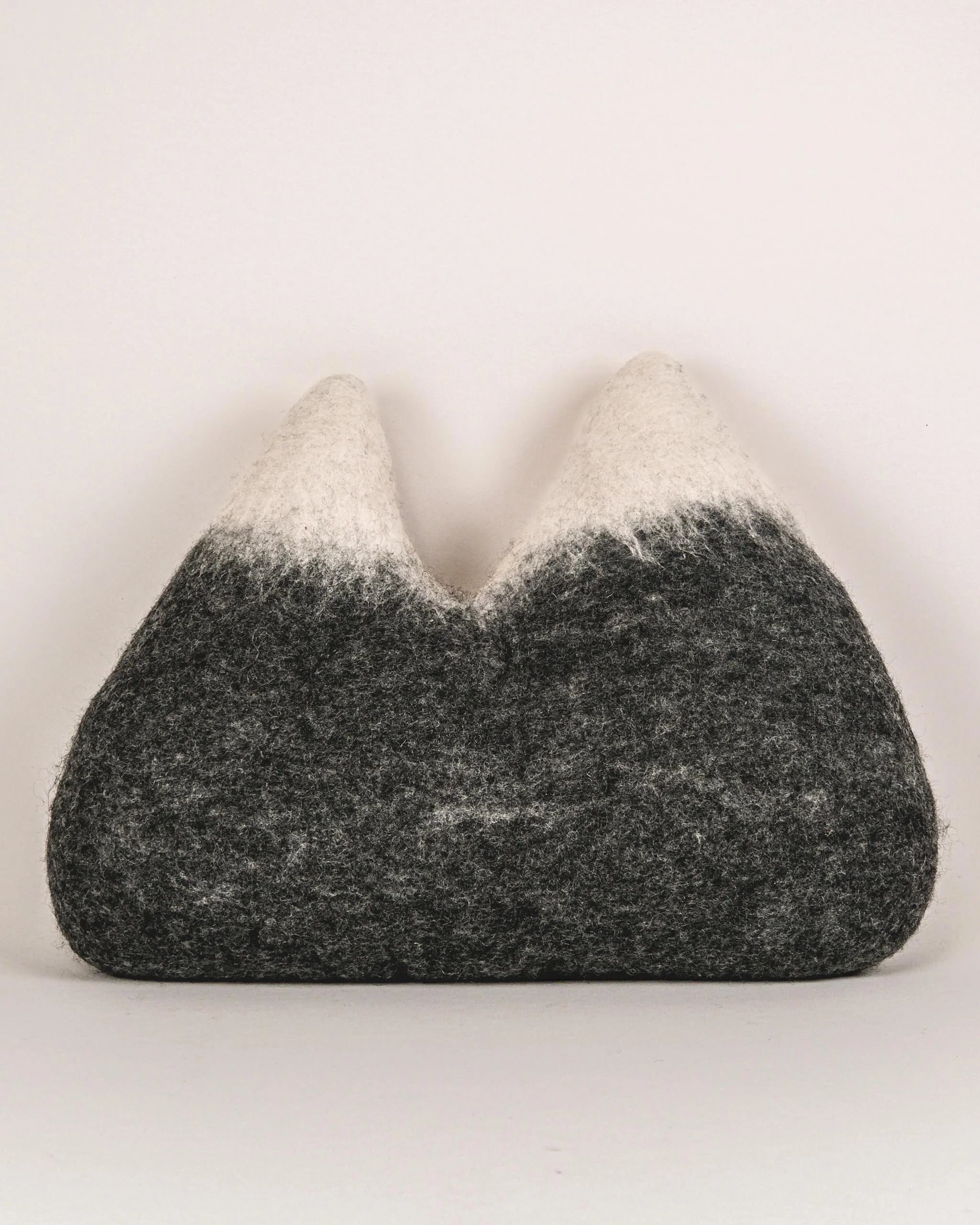 Coussin décoratif montagne double (Dent d'Oche) en feutrine sur fond blanc.