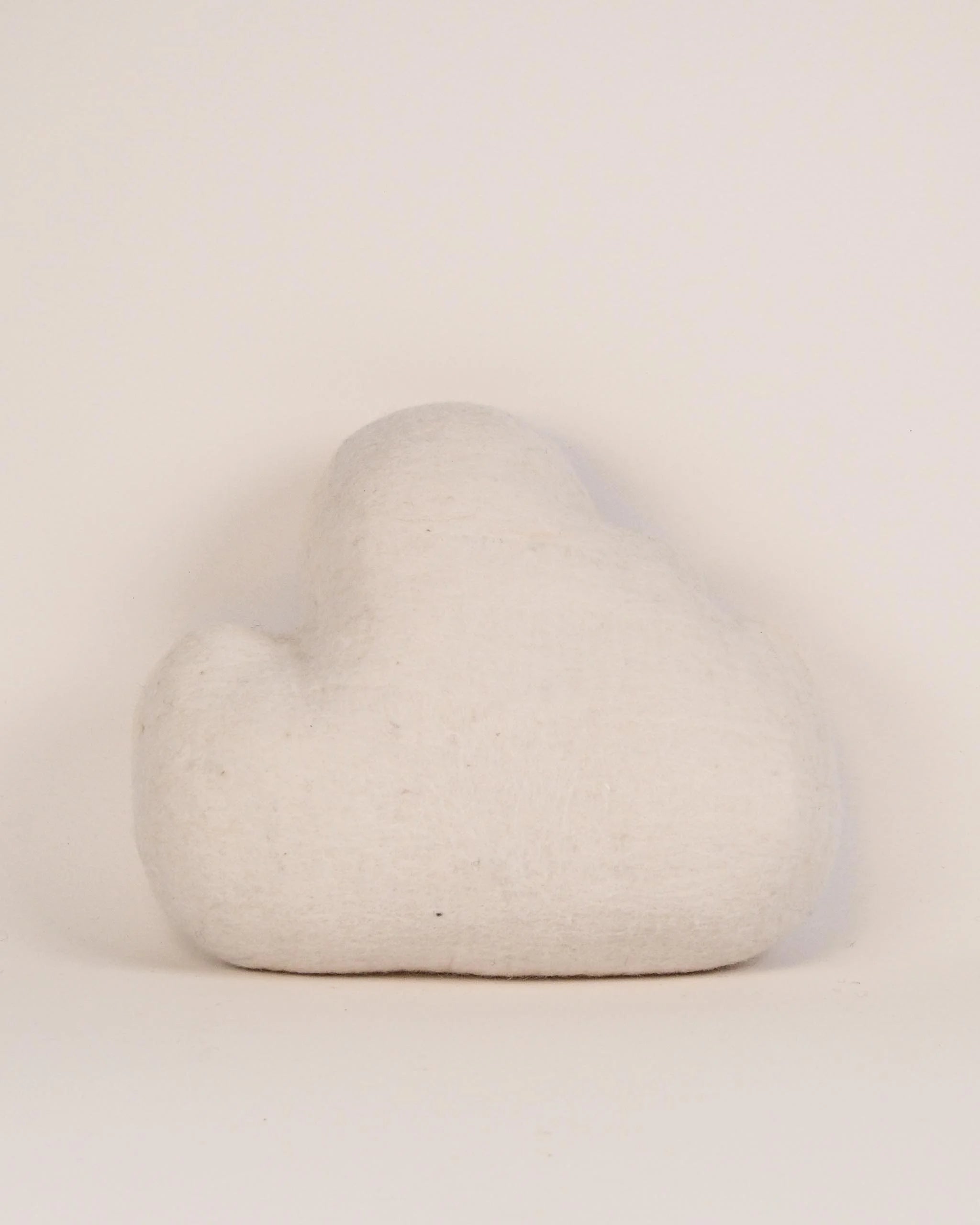 Coussin décoratif nuage en feutrine sur fond blanc détail zoom matière.