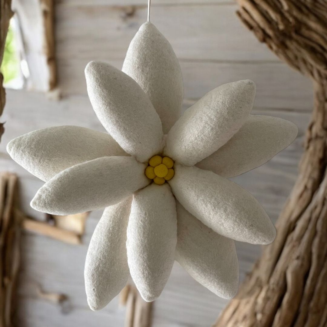 Coussin Edelweiss en feutrine - Création éthique et artisanale New Heidi