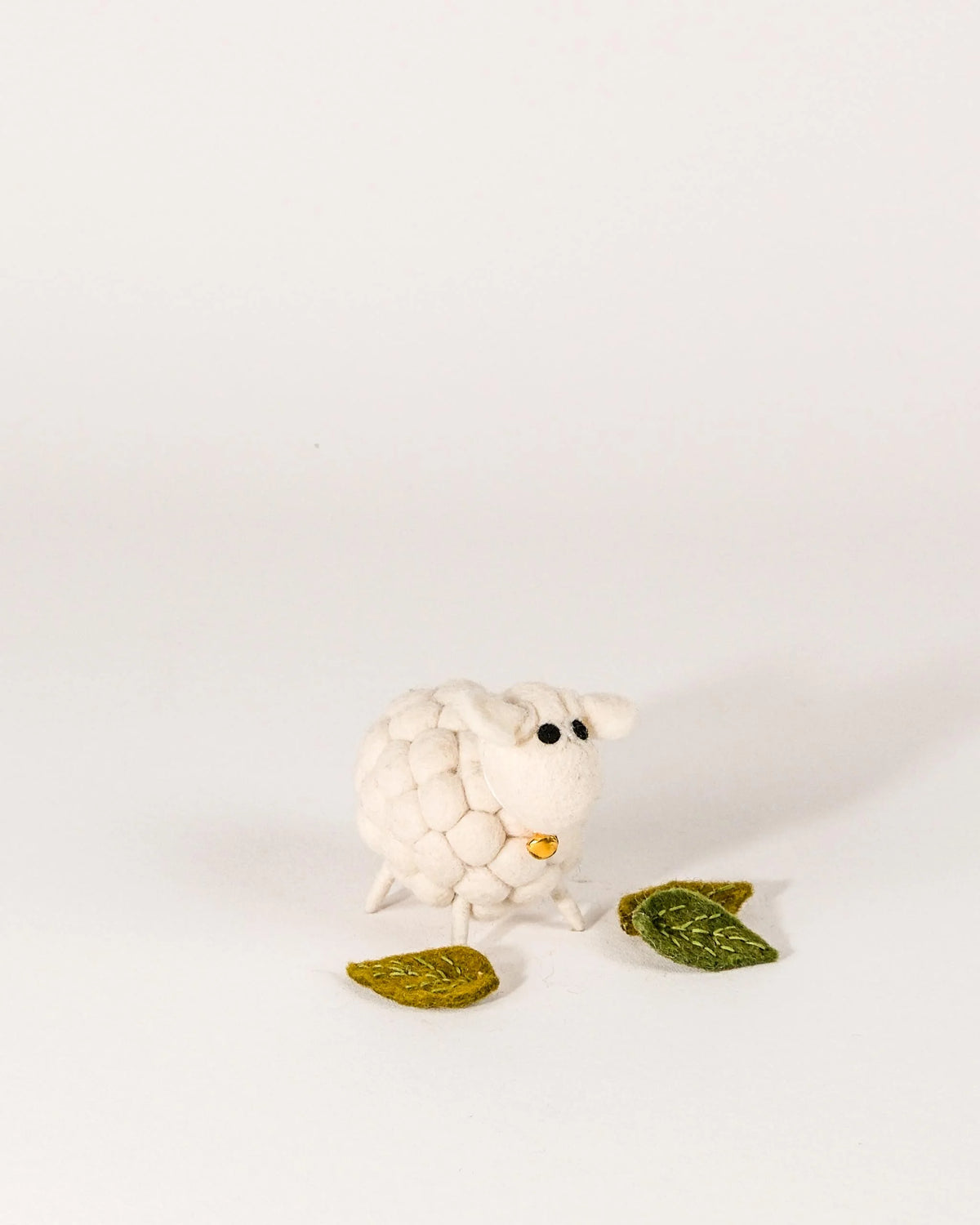 Petit mouton boule blanc sur un fond blanc.