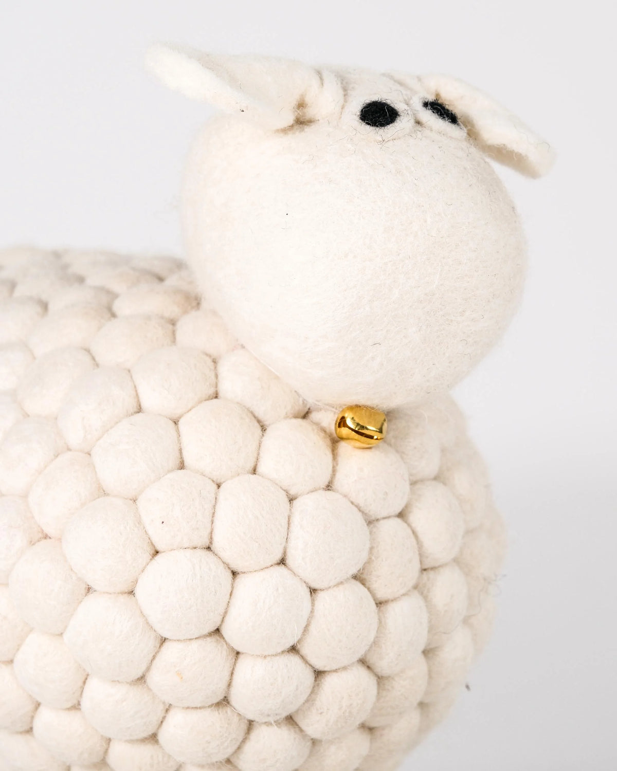 Géant mouton en feutrine sur un fond blanc détail zoom matière.