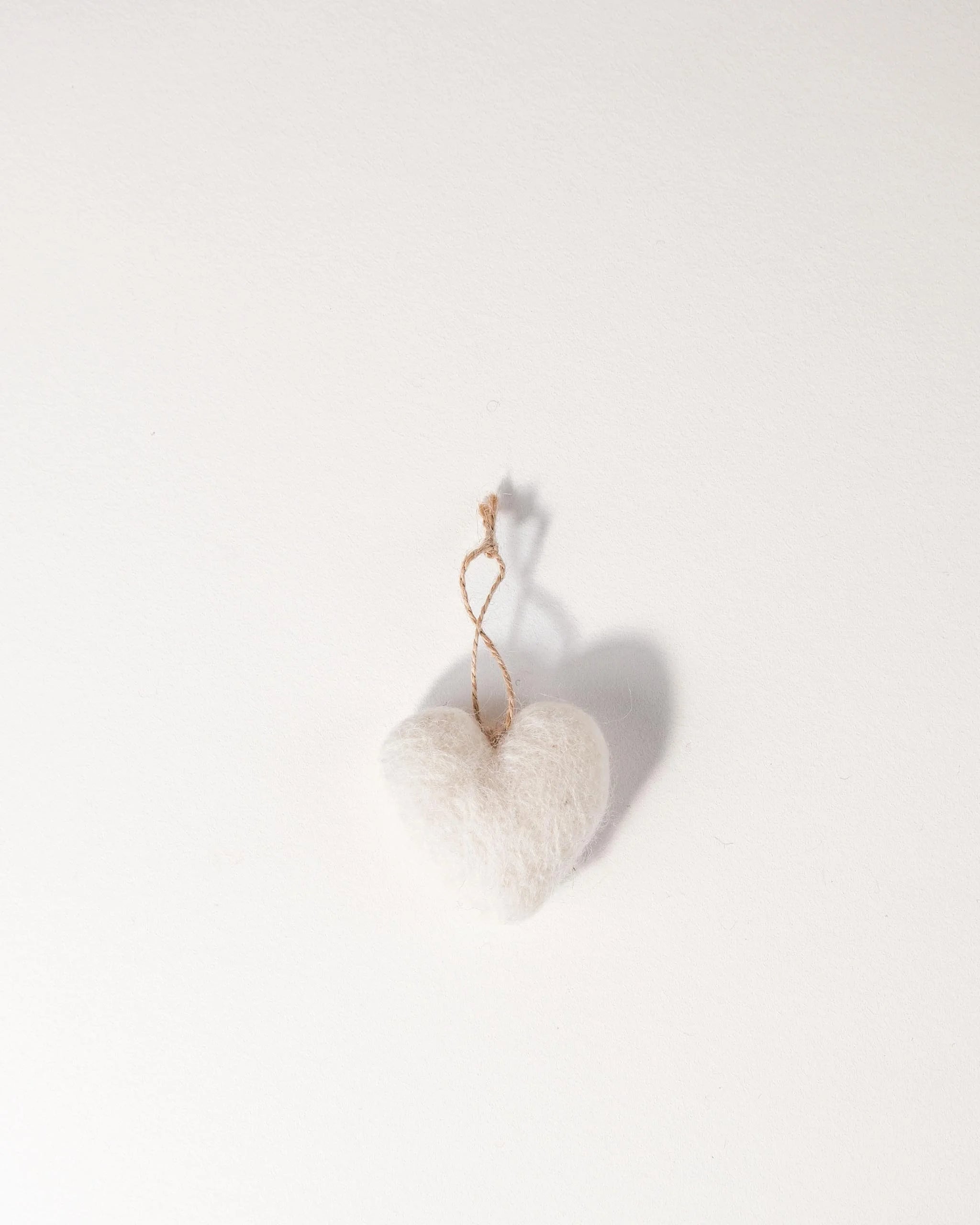 Mini coeur blanc a suspendre sur fond blanc.