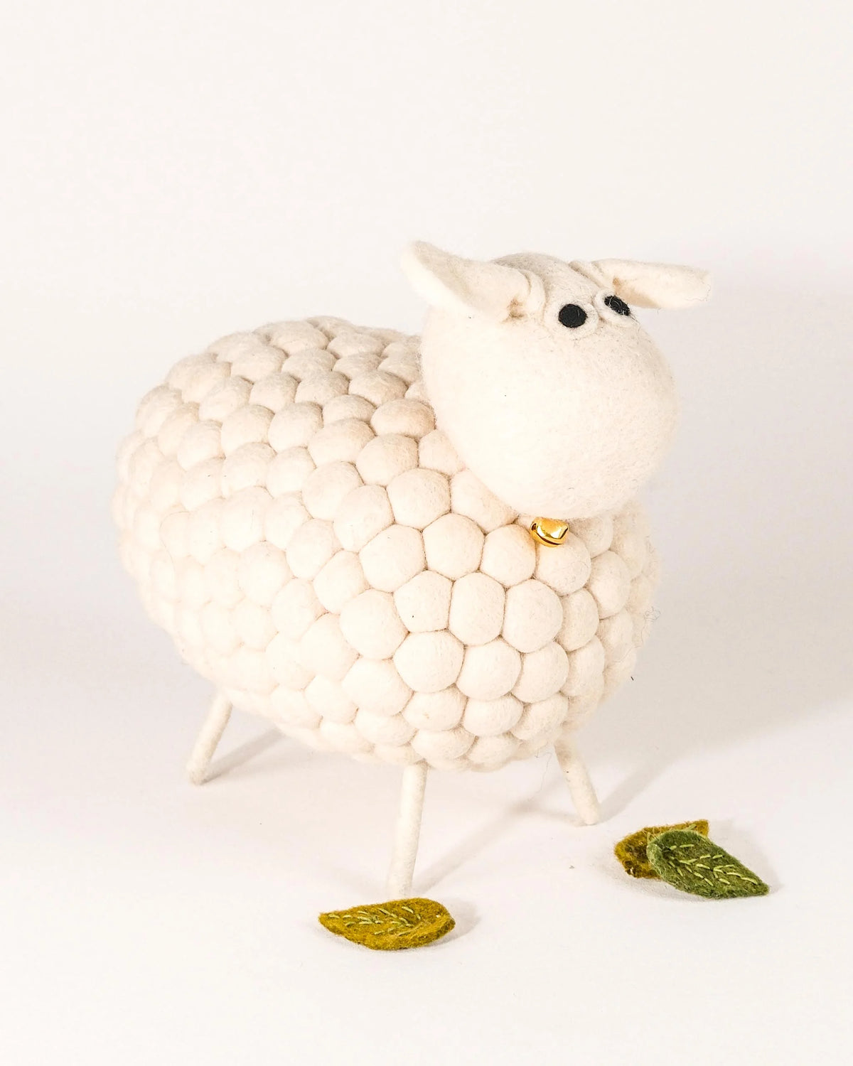 Géant mouton en feutrine sur un fond blanc.