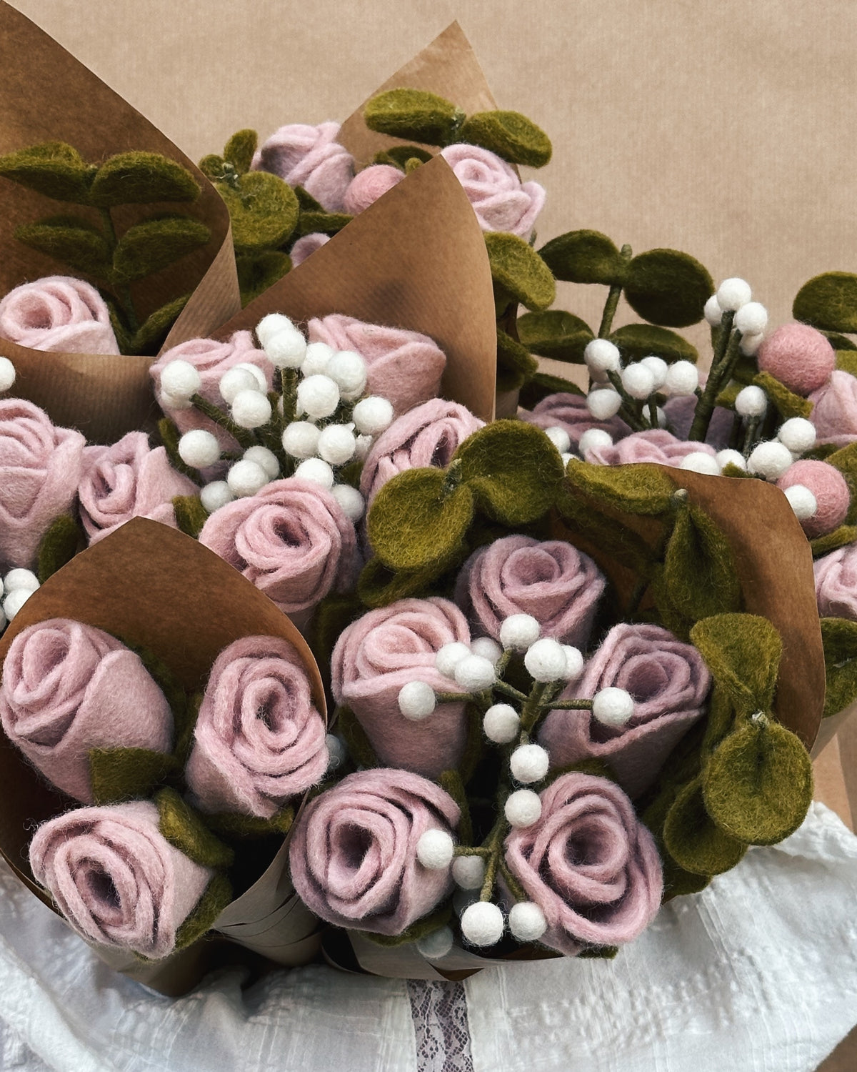 Bouquet de fleur en feutrine avec rose et gypsophyle.