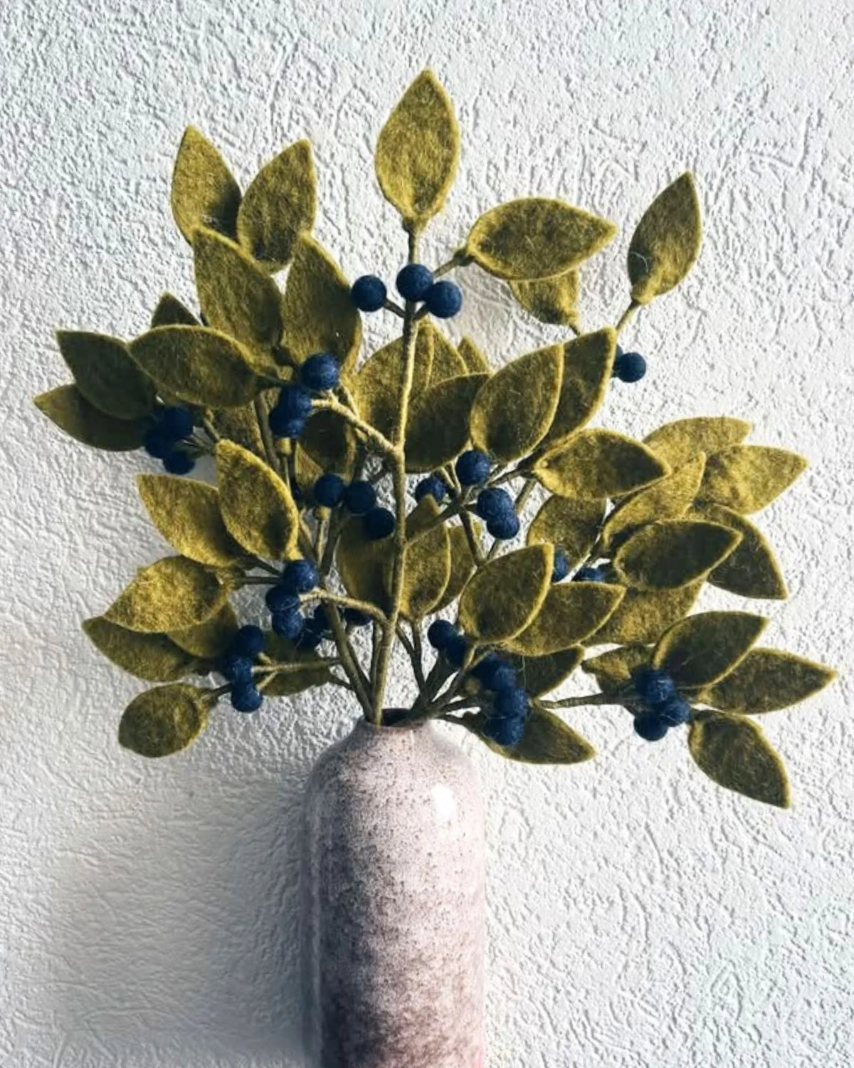 Branche de Myrtille en laine feutrée