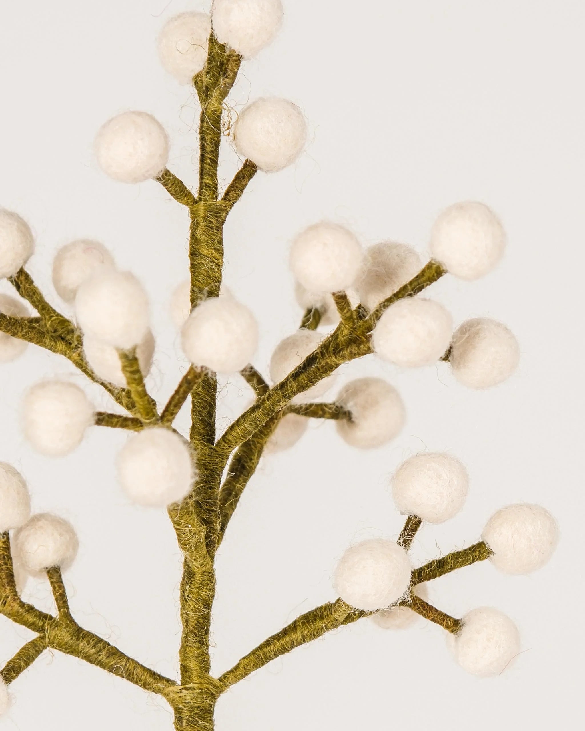 Photo zoom d'un gypsophile en feutrine sur un fond blanc style photo packshot.