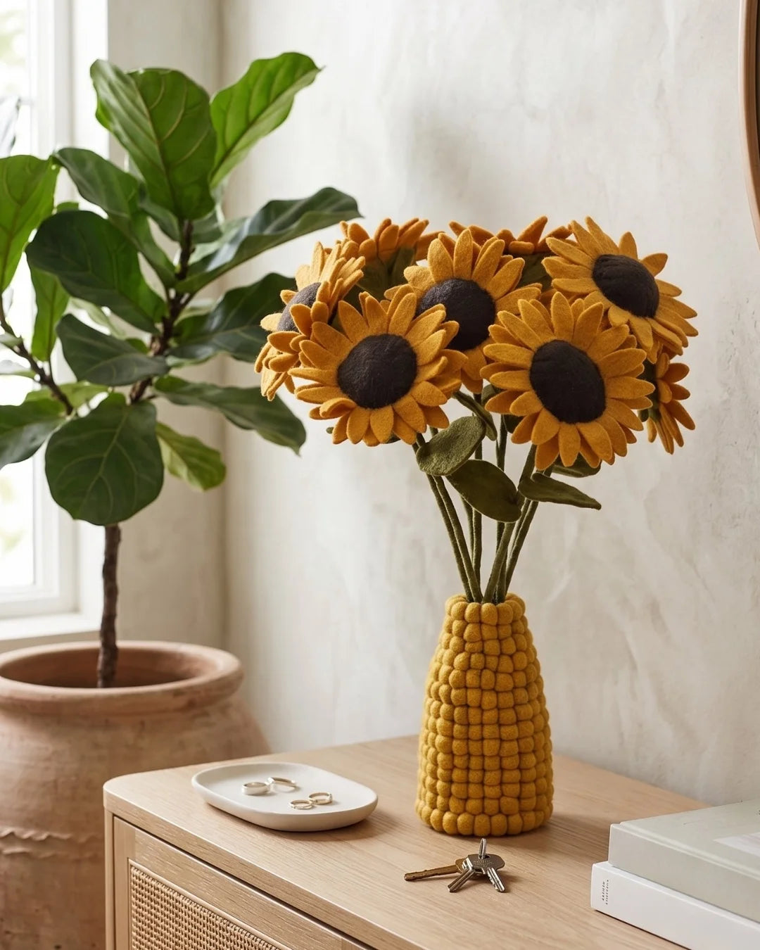 Photo avec un bouquet de tournesol en feutrine dans un vase en feutrine assortit.