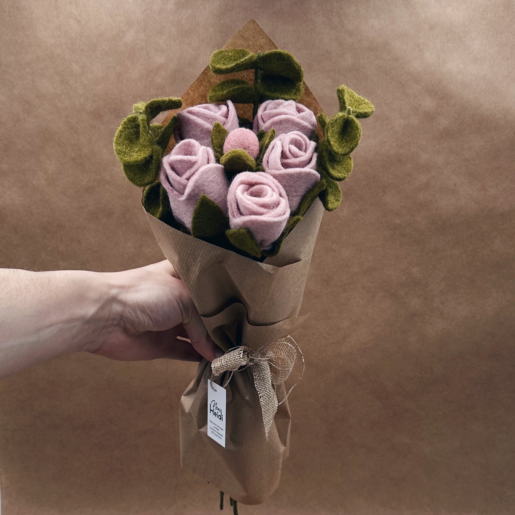 BOUQUET "GÉNÉREUSE" – 5 ROSES, 3 EUCALYPTUS, 1 BOUTON DE ROSE SPÉCIAL FÊTE DES MÈRES – NEW HEIDI
