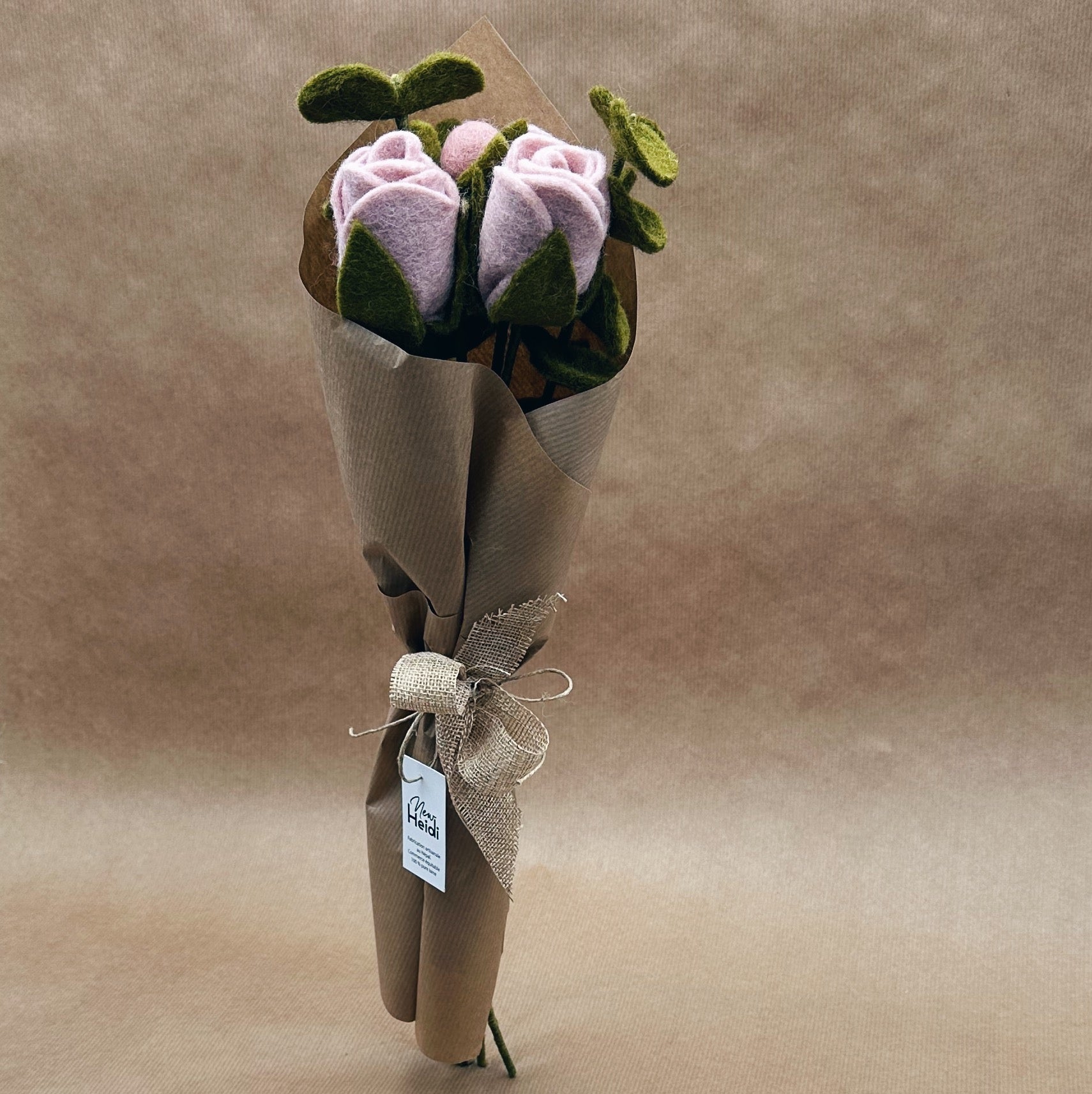 BOUQUET "TENDRESSE" – 3 ROSES, 2 EUCALYPTUS, 1 BOUTON DE ROSE SPÉCIAL FÊTE DES MÈRES – NEW HEIDI