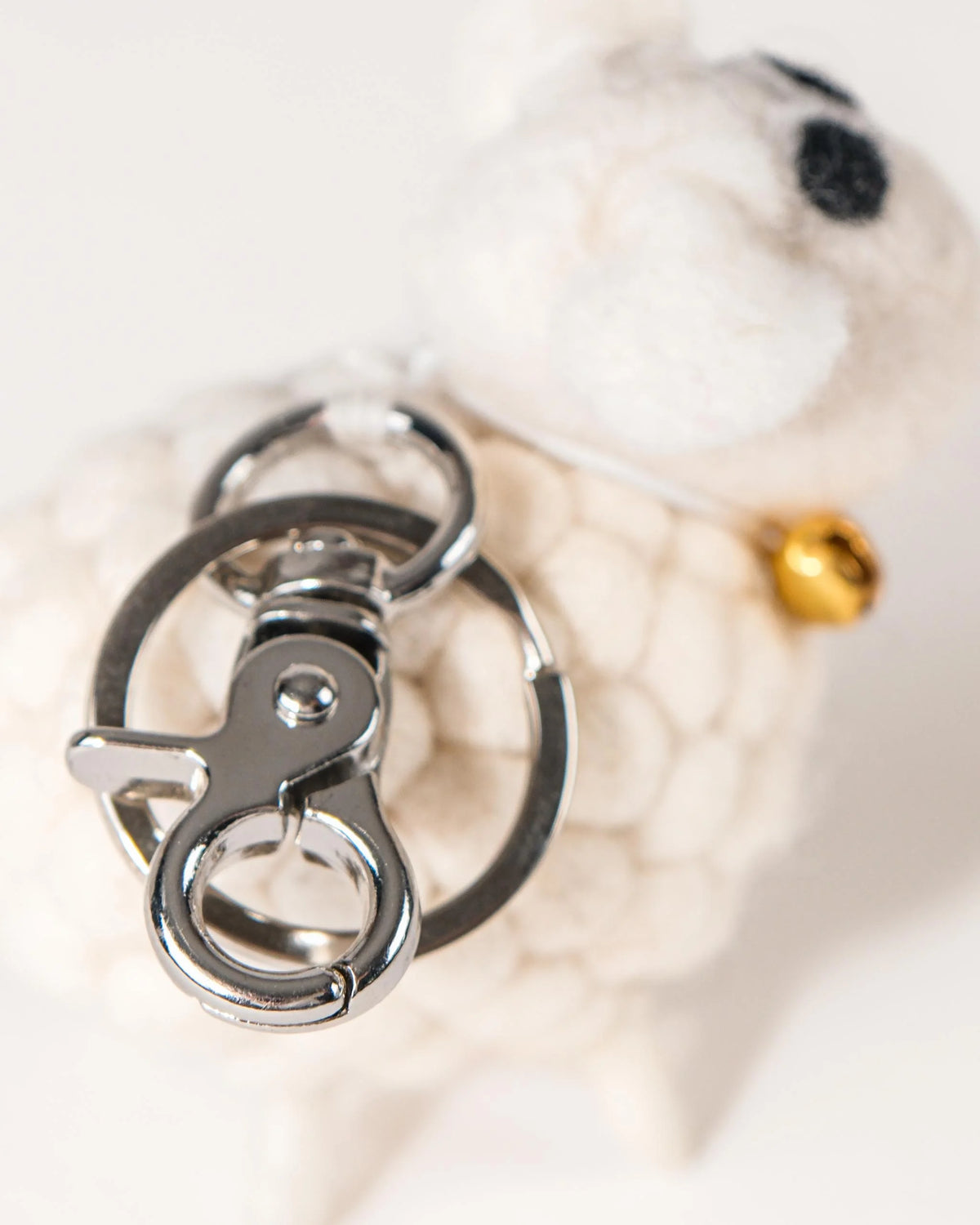 Porte clé mouton blanc en feutrine sur un fond blanc détail zoom.