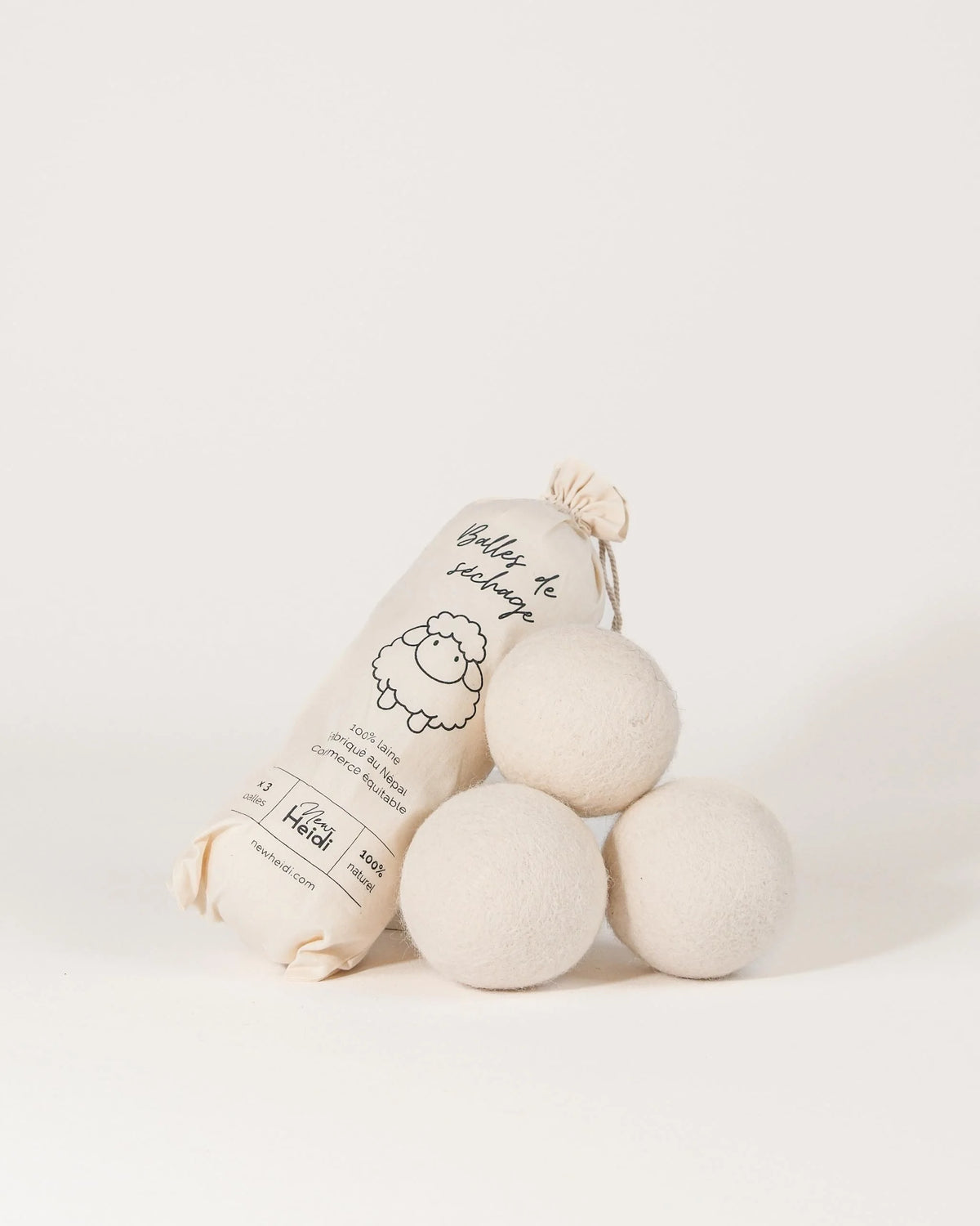 Set de 3 balle de séchage en feutrine sur fond blanc.