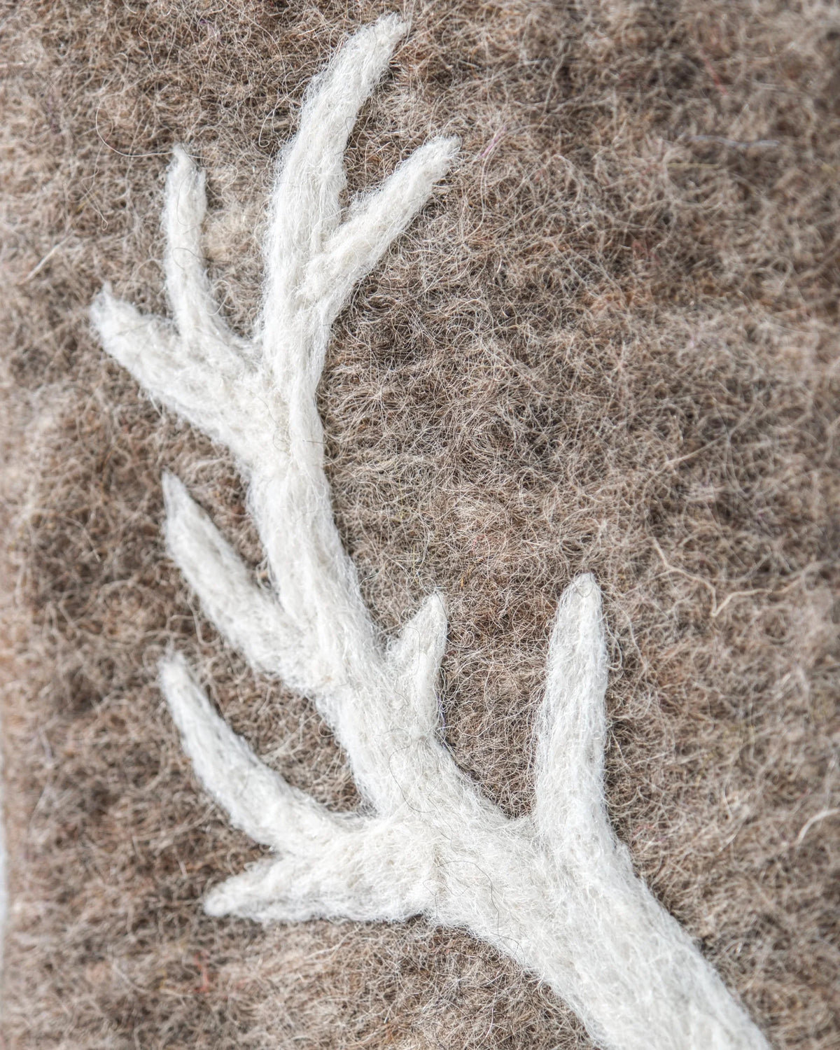 Pochette de rangement en feutrine a motif cerf détail zoom matière.