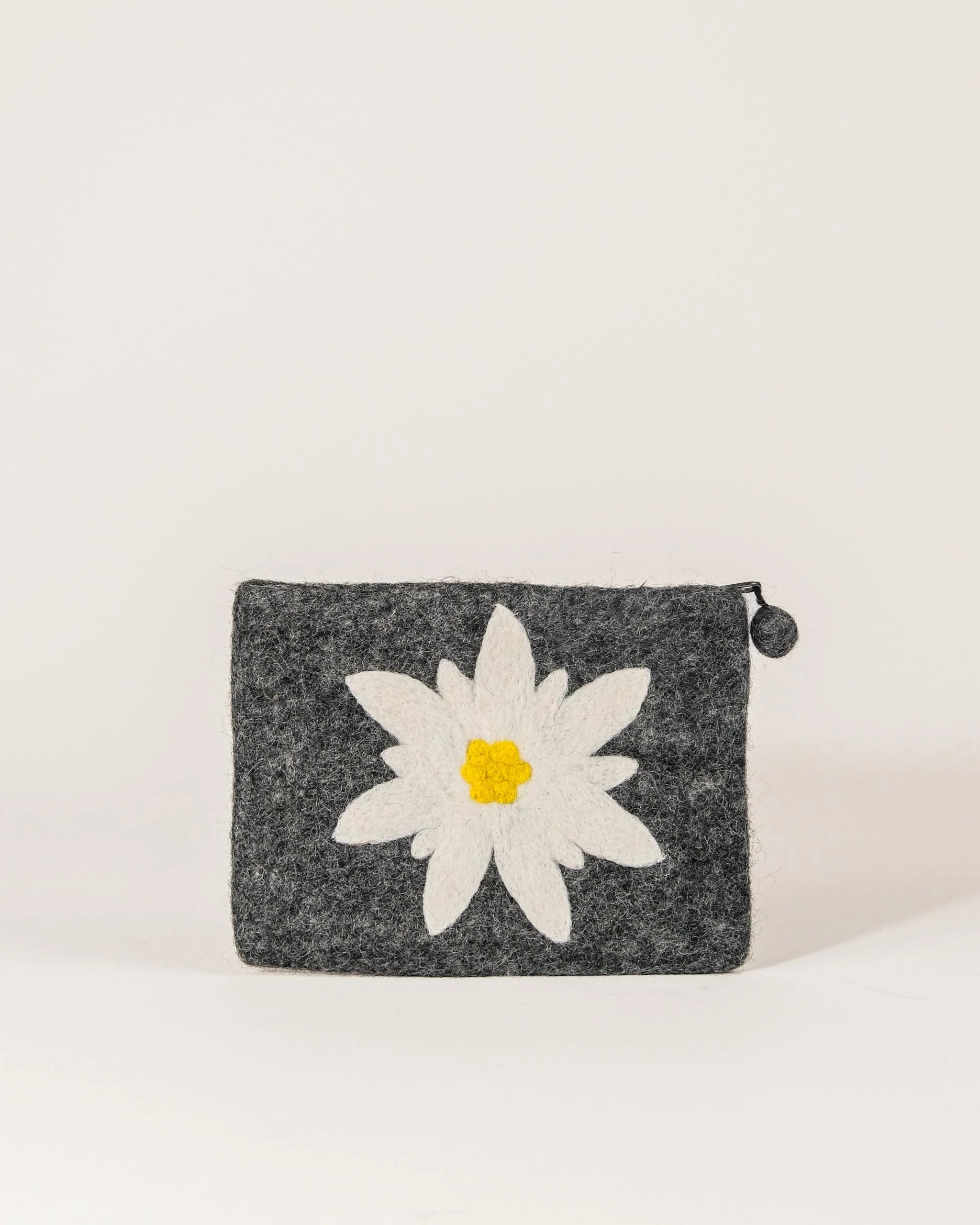 Pochette de rangement en feutrine a motif edelweiss.