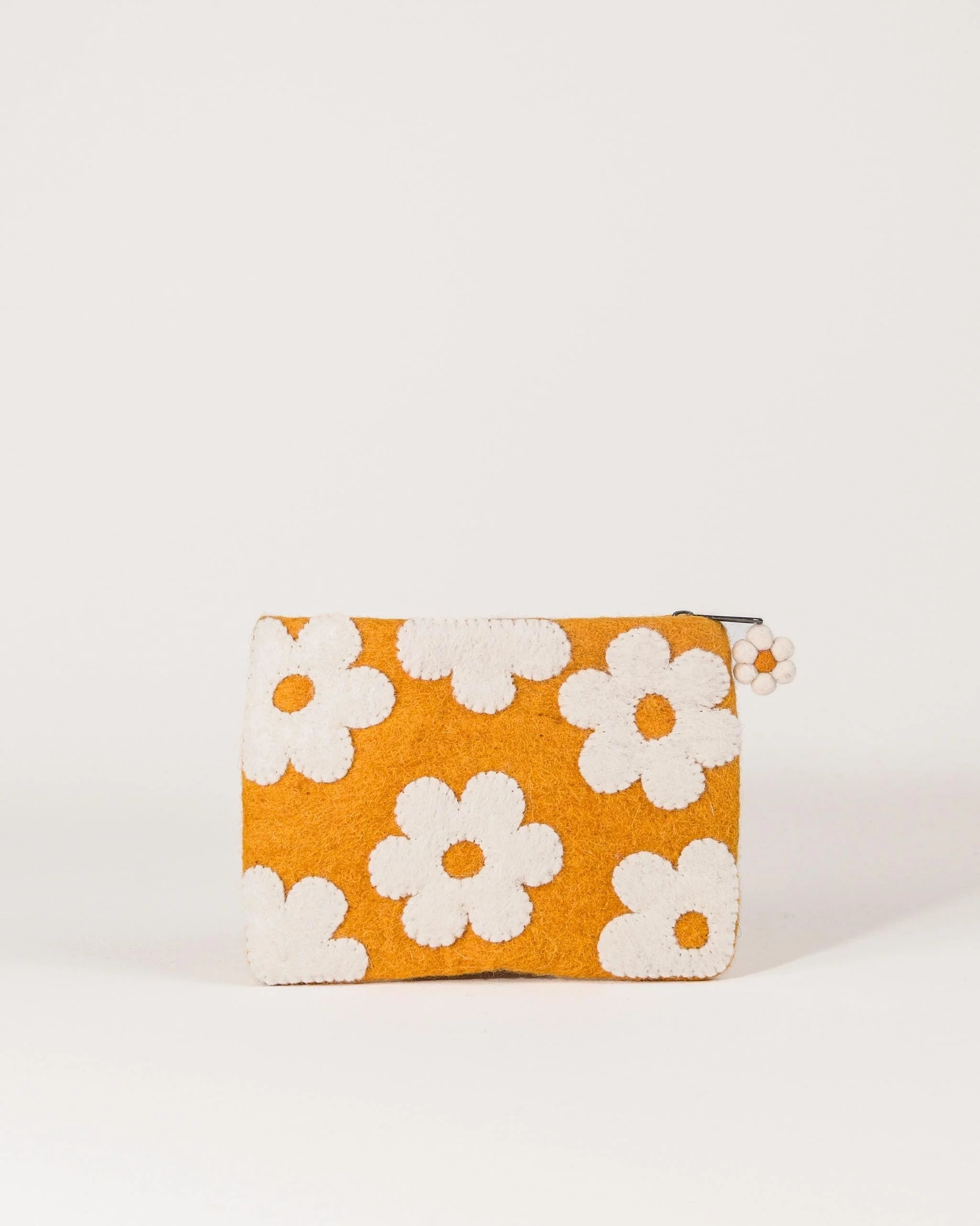 Pochette de rangement en feutrine a motif marguerite.