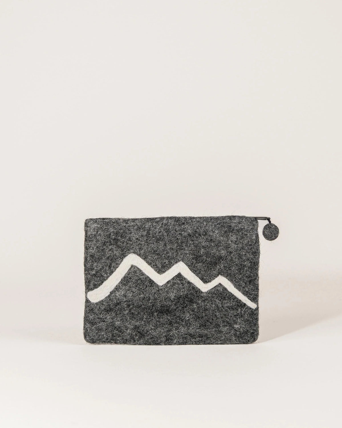 Pochette de rangement en feutrine a motif montagne.