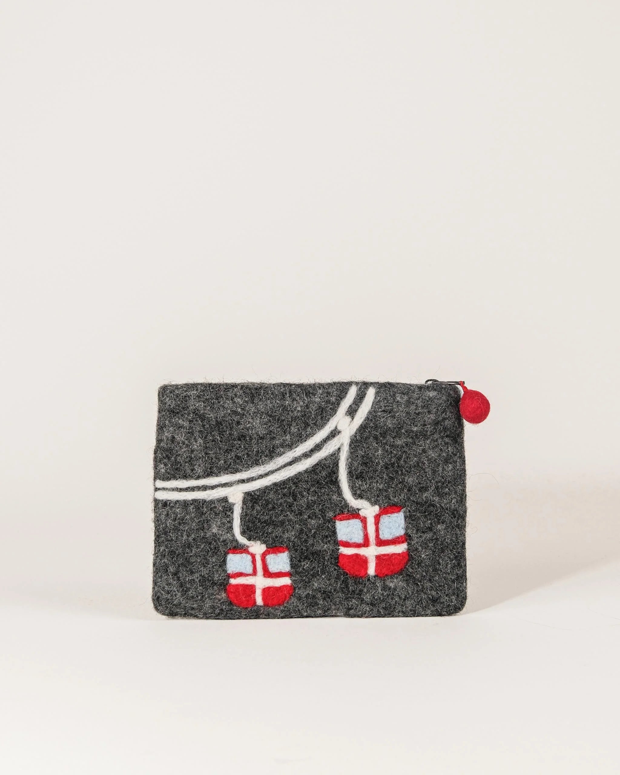 Pochette de rangement en feutrine a motif télécabine.