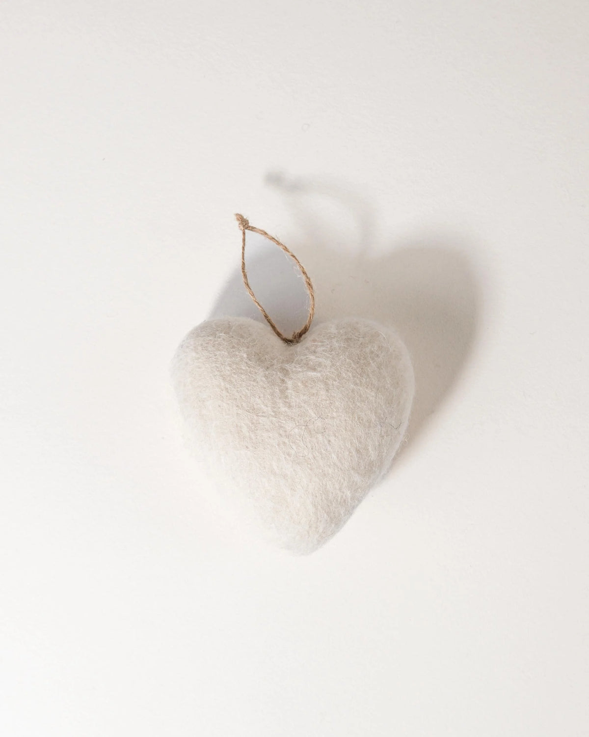 Coeur blanc a suspendre sur fond blanc.