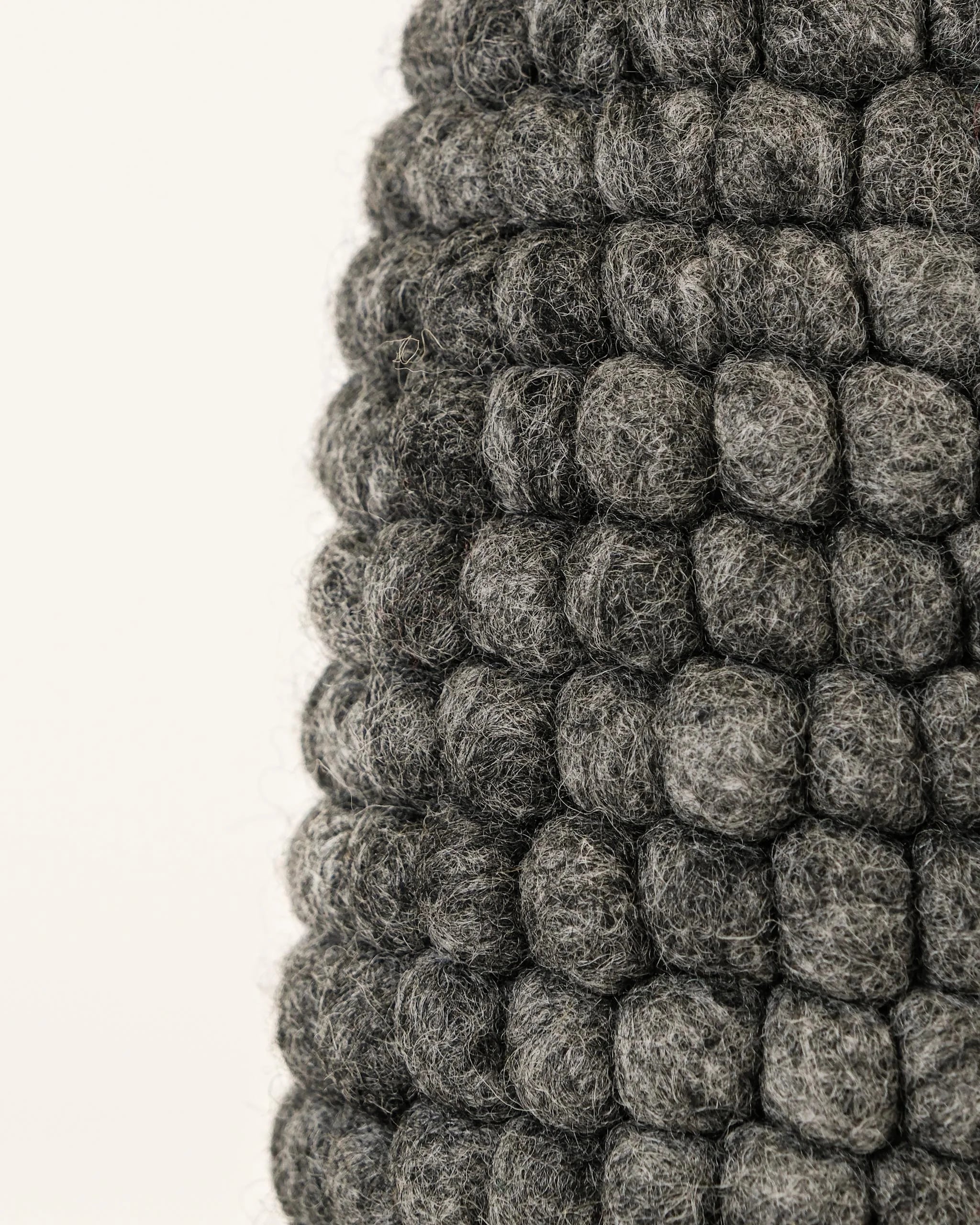 detail zoom sur un vase en feutrine gris anthracite