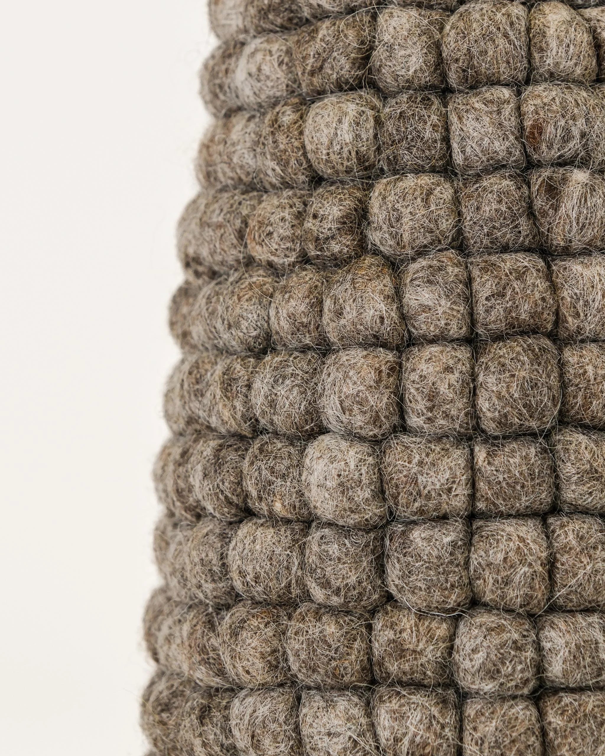Zoom sur un vase en feutrine marron
