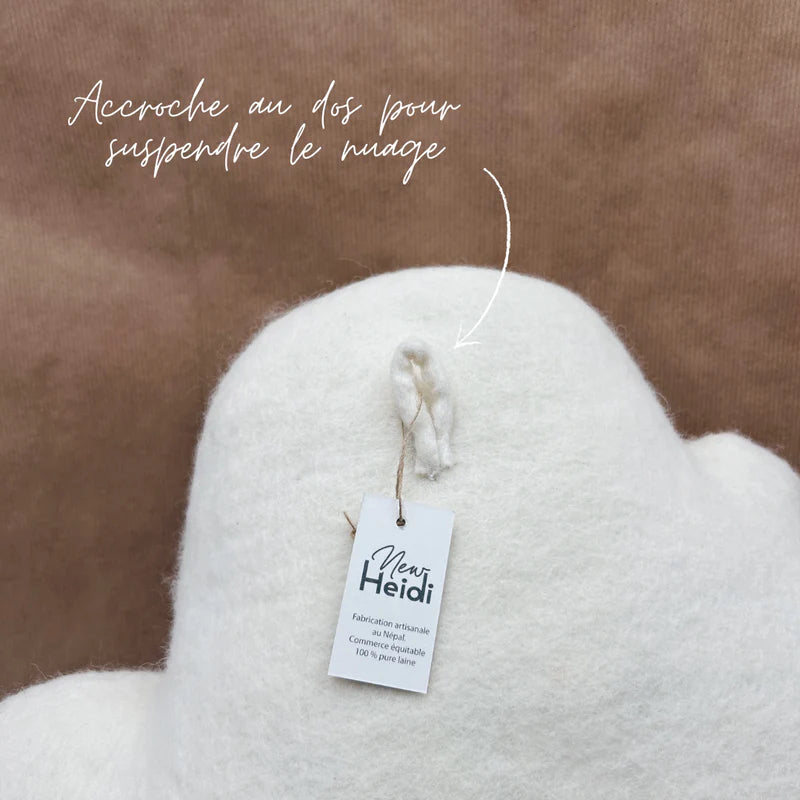 Détail de l'accroche au dos du coussin nuage New Heidi pour une utilisation en décoration murale.