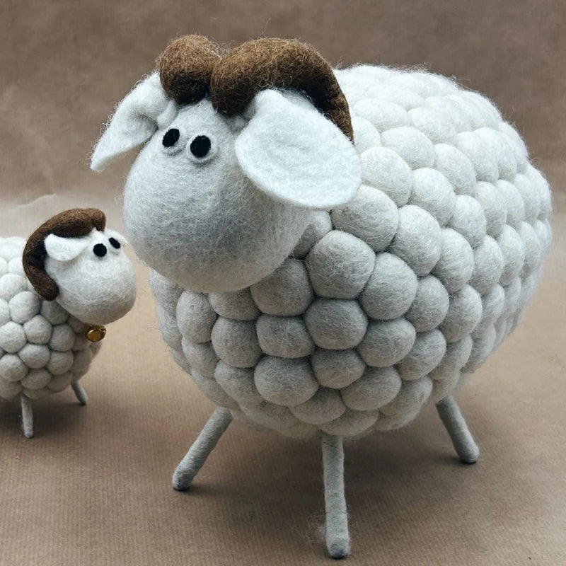 Figurine majestueuse de bélier géant New Heidi en boules de feutrine blanche avec cornes brunes.