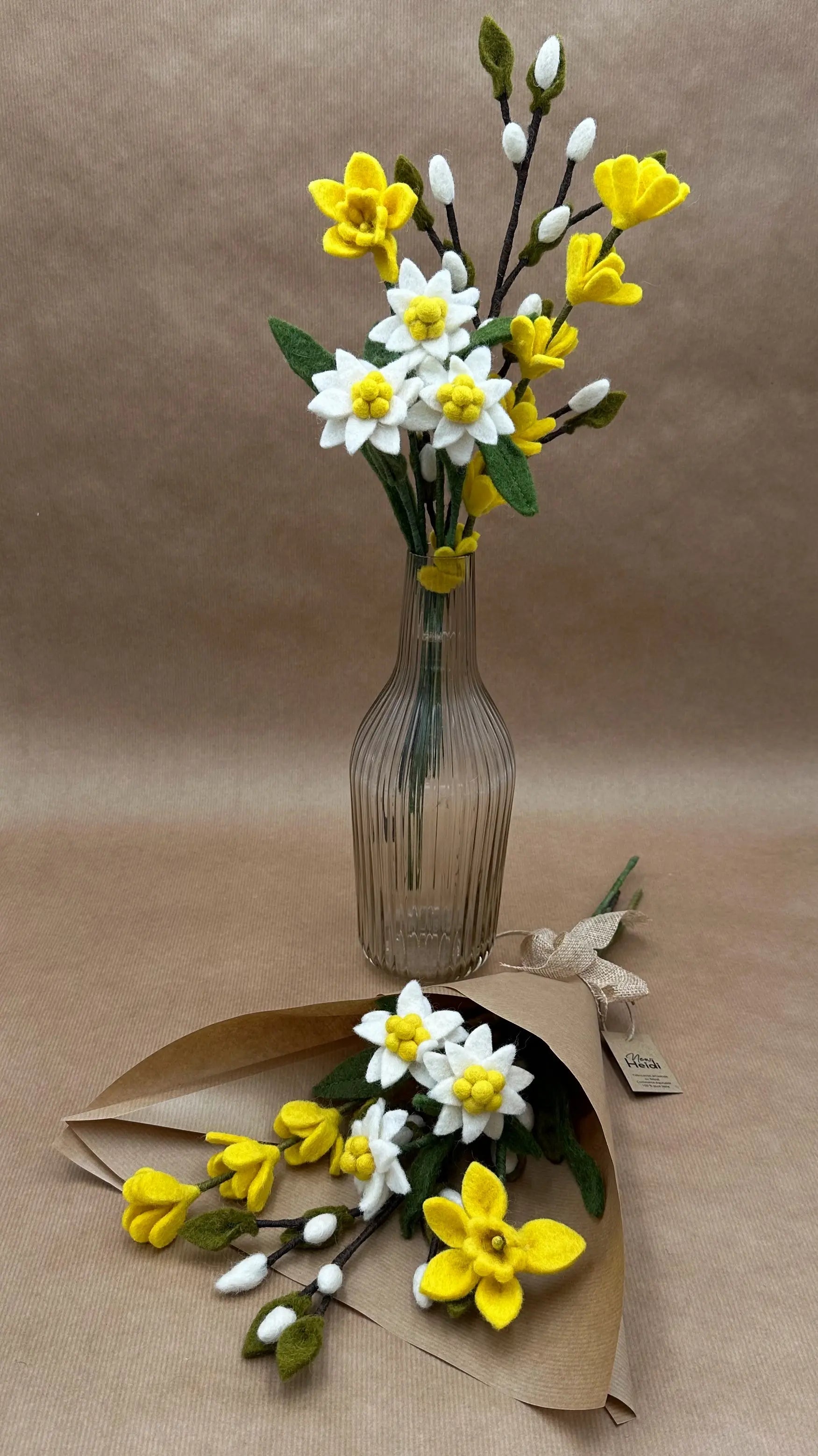 Bouquet de fleurs éternelles Éclat d'Alpage New Heidi présenté dans son emballage cadeau en papier recyclé.