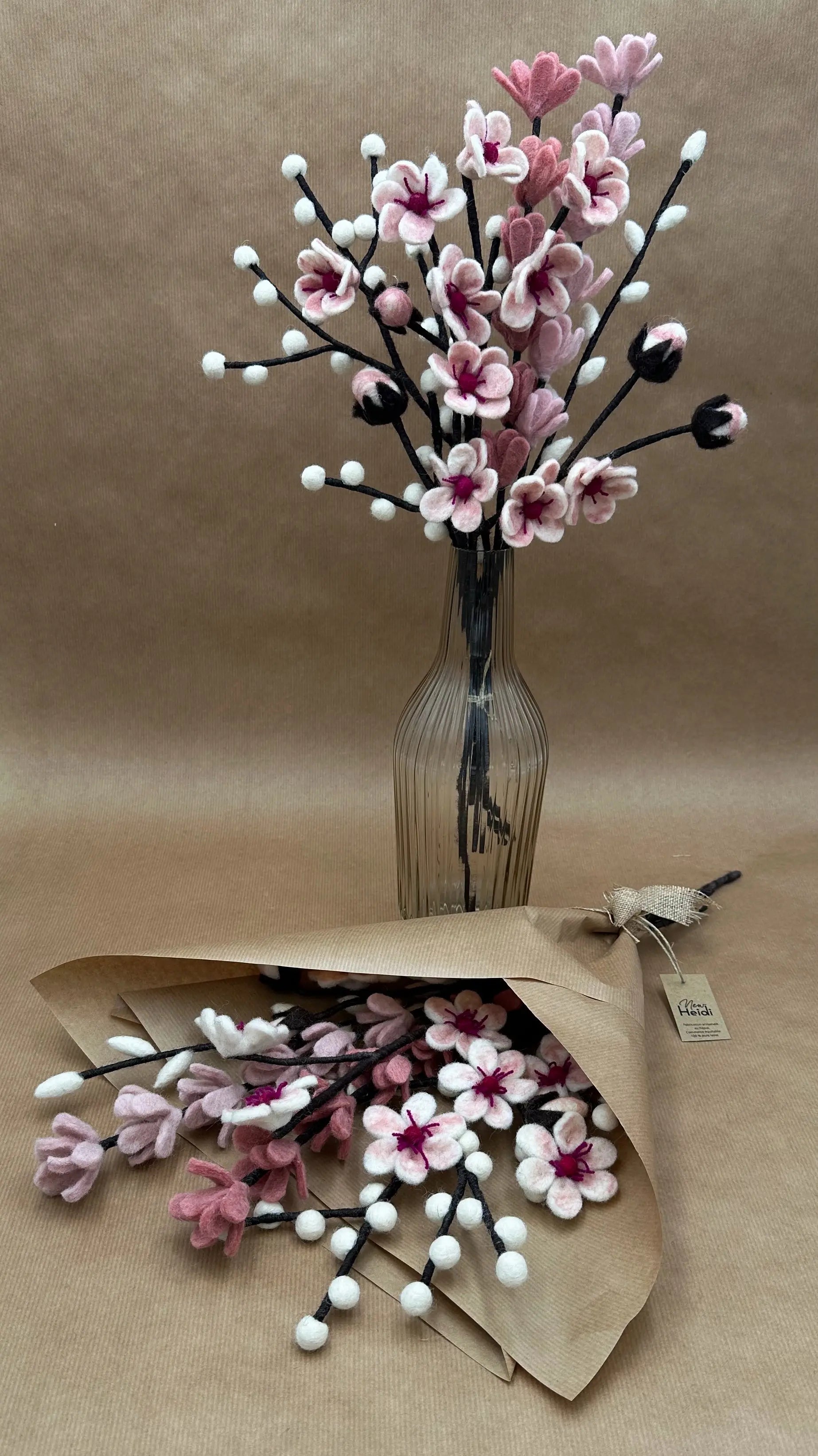 Bouquet "Douceur de Cerisier" avec fleurs de cerisier, genêts roses et saule en feutrine New Heidi.