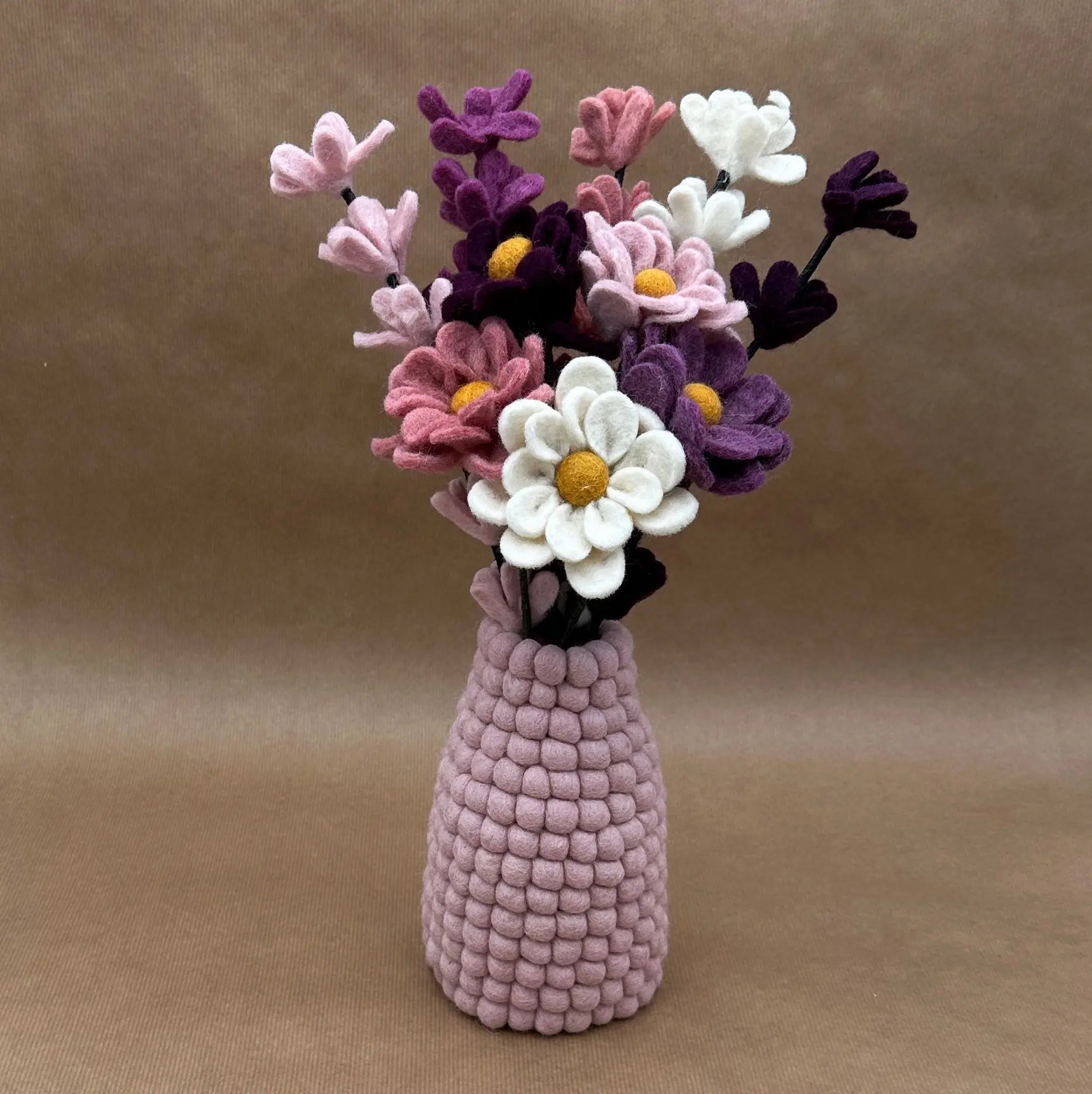 Zoom sur le bouquet de fleurs en feutrine Nuance de Printemps dans un vase alvéolé rose New Heidi.
