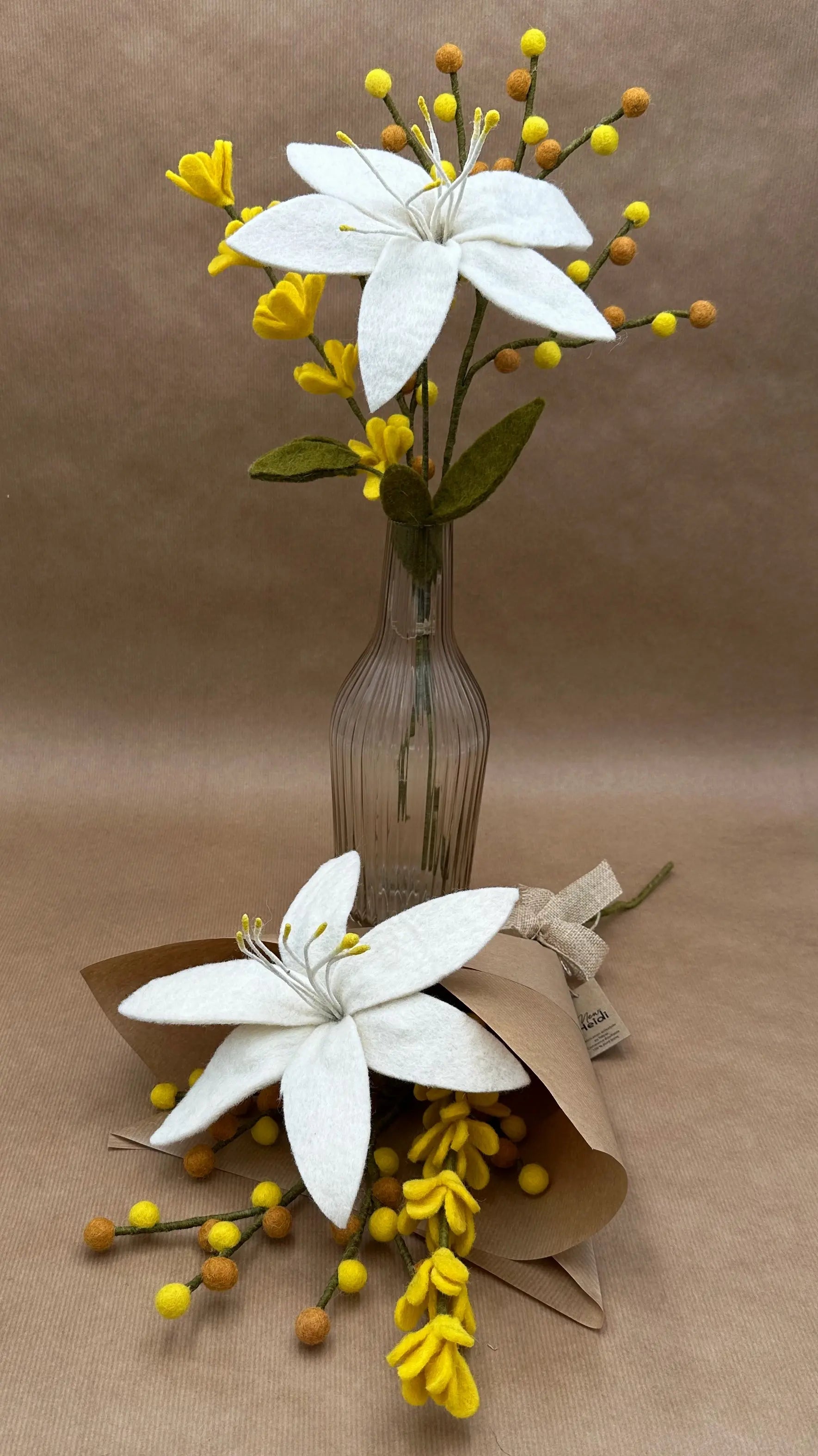 Bouquet "Lumière de Lys" composé d'un lys blanc, d'un genêt jaune et de baies artisanales New Heidi.
