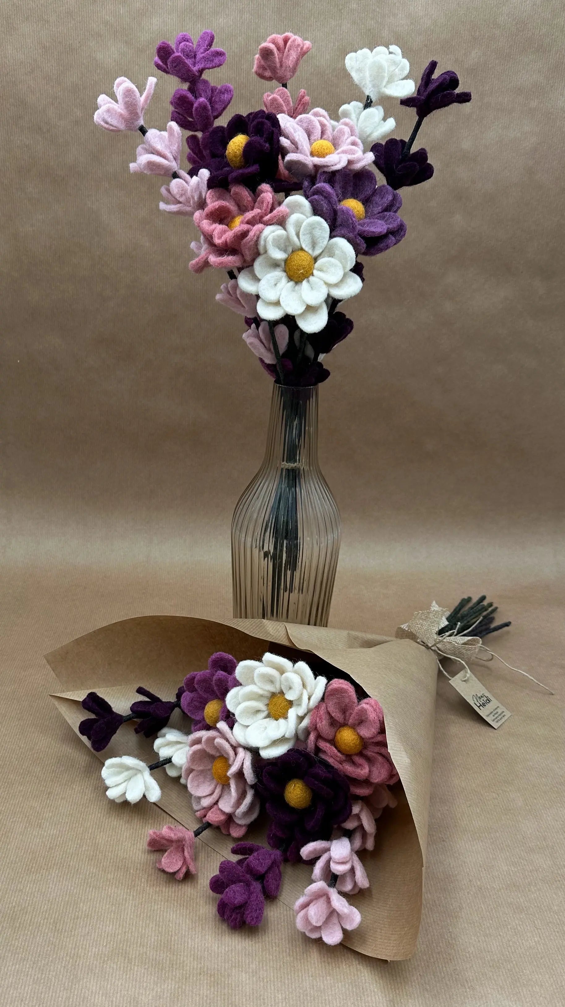 Bouquet Nuance de Printemps New Heidi composé de 5 anémones et 5 genêts en laine dans un vase.