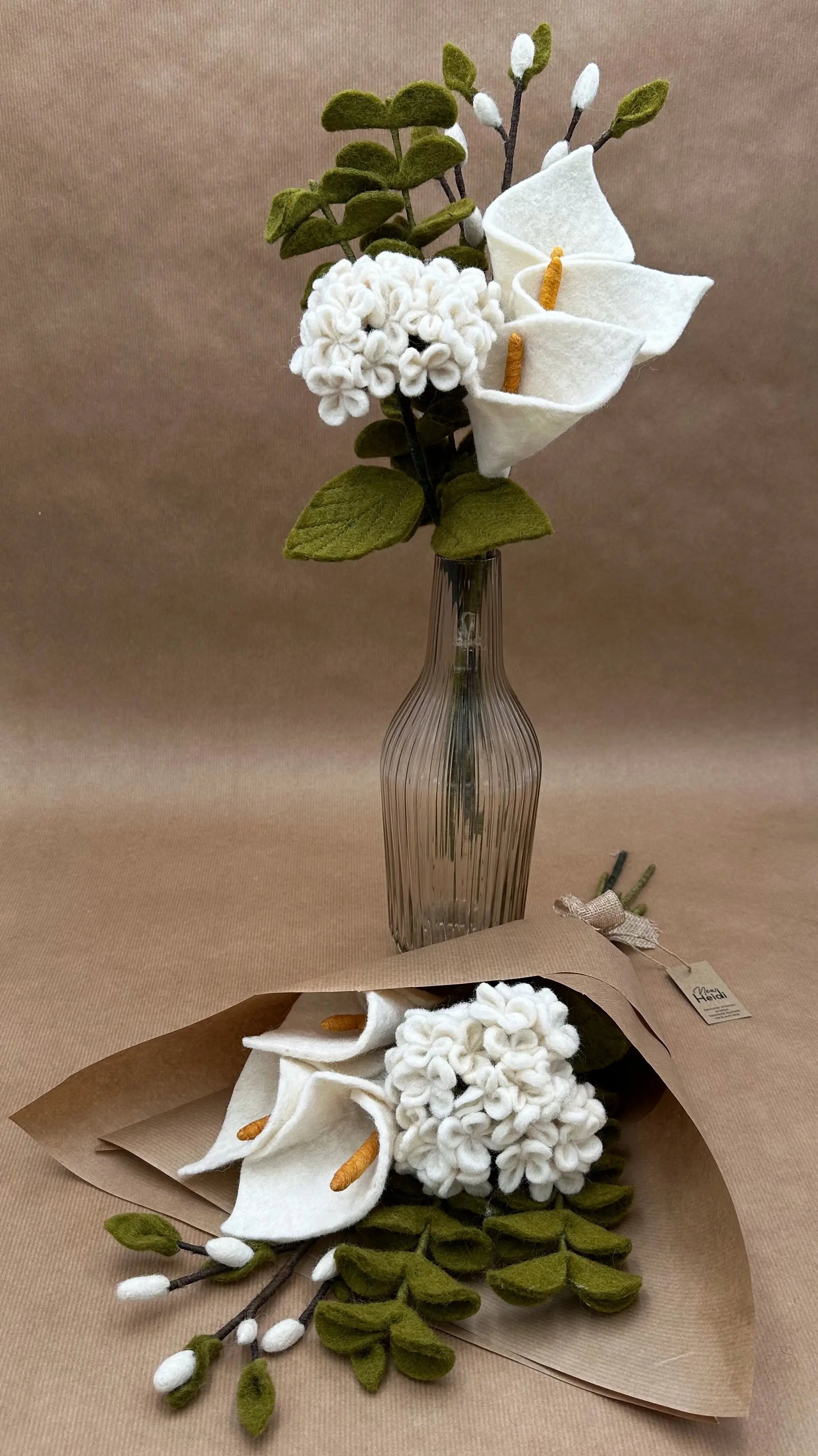 Bouquet "Pureté de l'Arum" avec arums blancs, hortensia et eucalyptus en feutrine New Heidi.