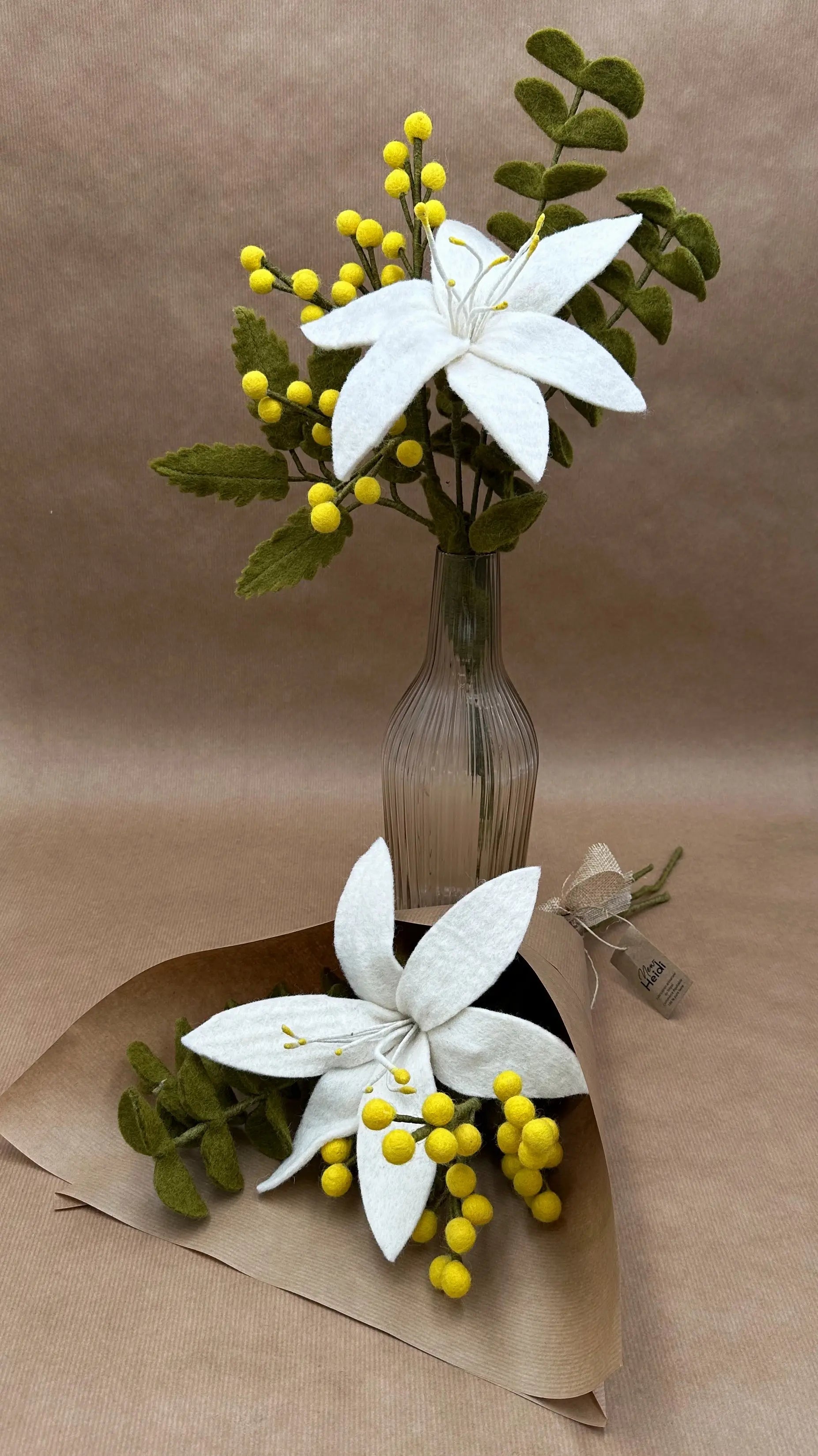 Bouquet "Pureté de Printemps" composé d'un lys blanc, d'un mimosa jaune et d'eucalyptus en feutrine New Heidi.