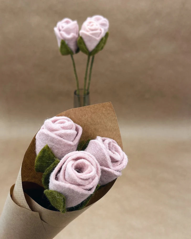 Détail d'un bouquet de roses roses artisanales New Heidi emballé dans du papier kraft recyclé pour un cadeau romantique durable.