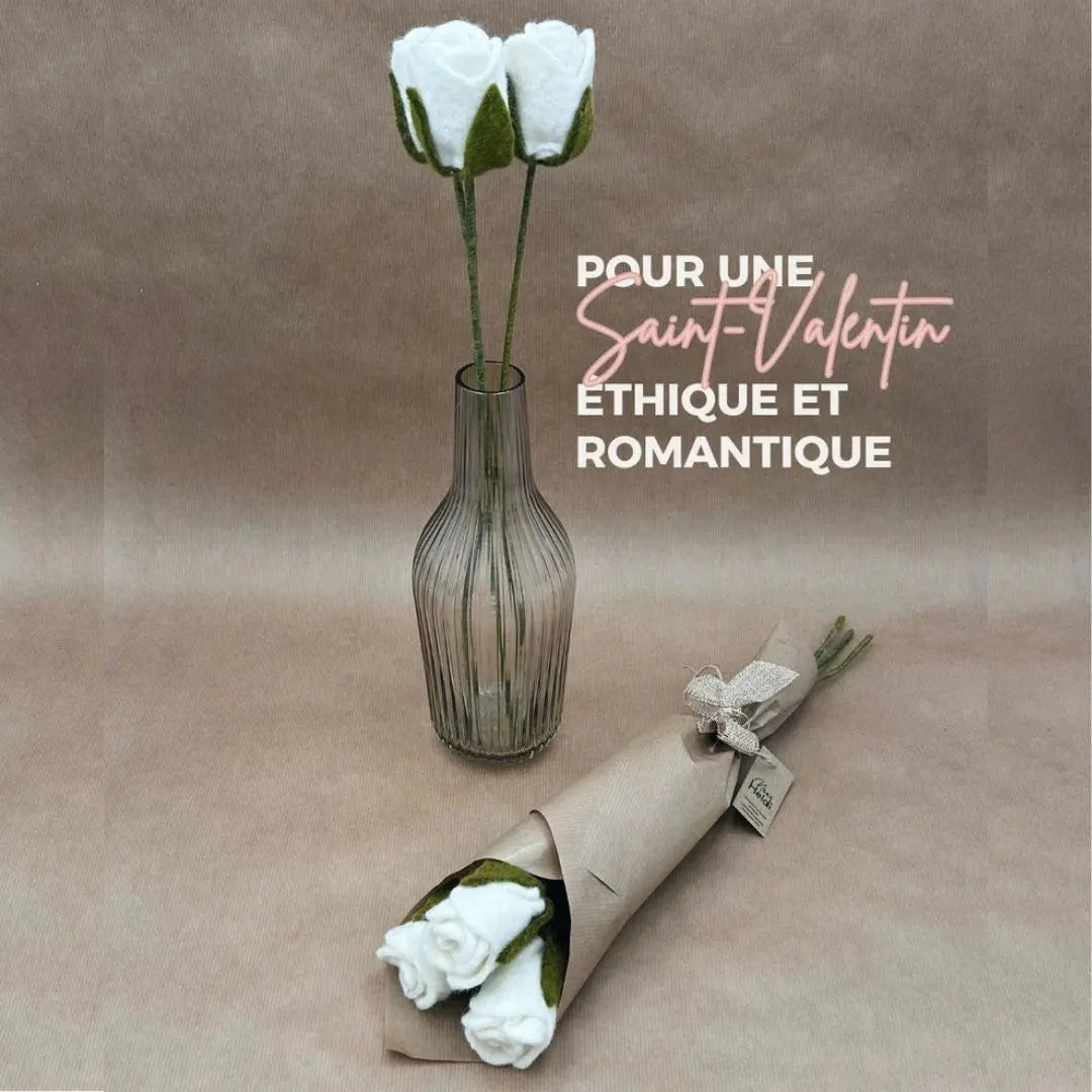 Bouquet de 3 roses blanches New Heidi en feutrine dans un vase, idéal pour une Saint-Valentin éthique et romantique.