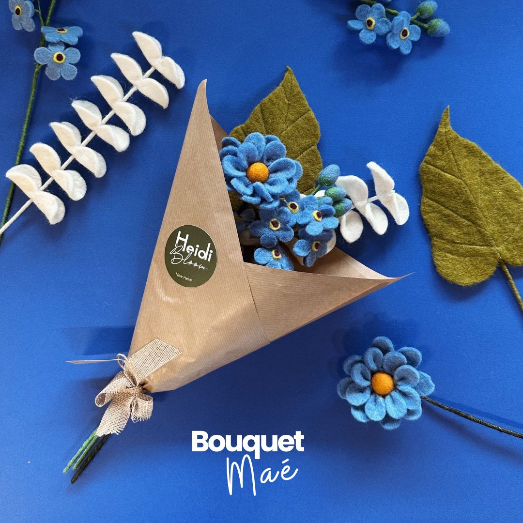 Bouquet Maé Azur New Heidi emballé dans du papier kraft recyclé prêt à offrir.