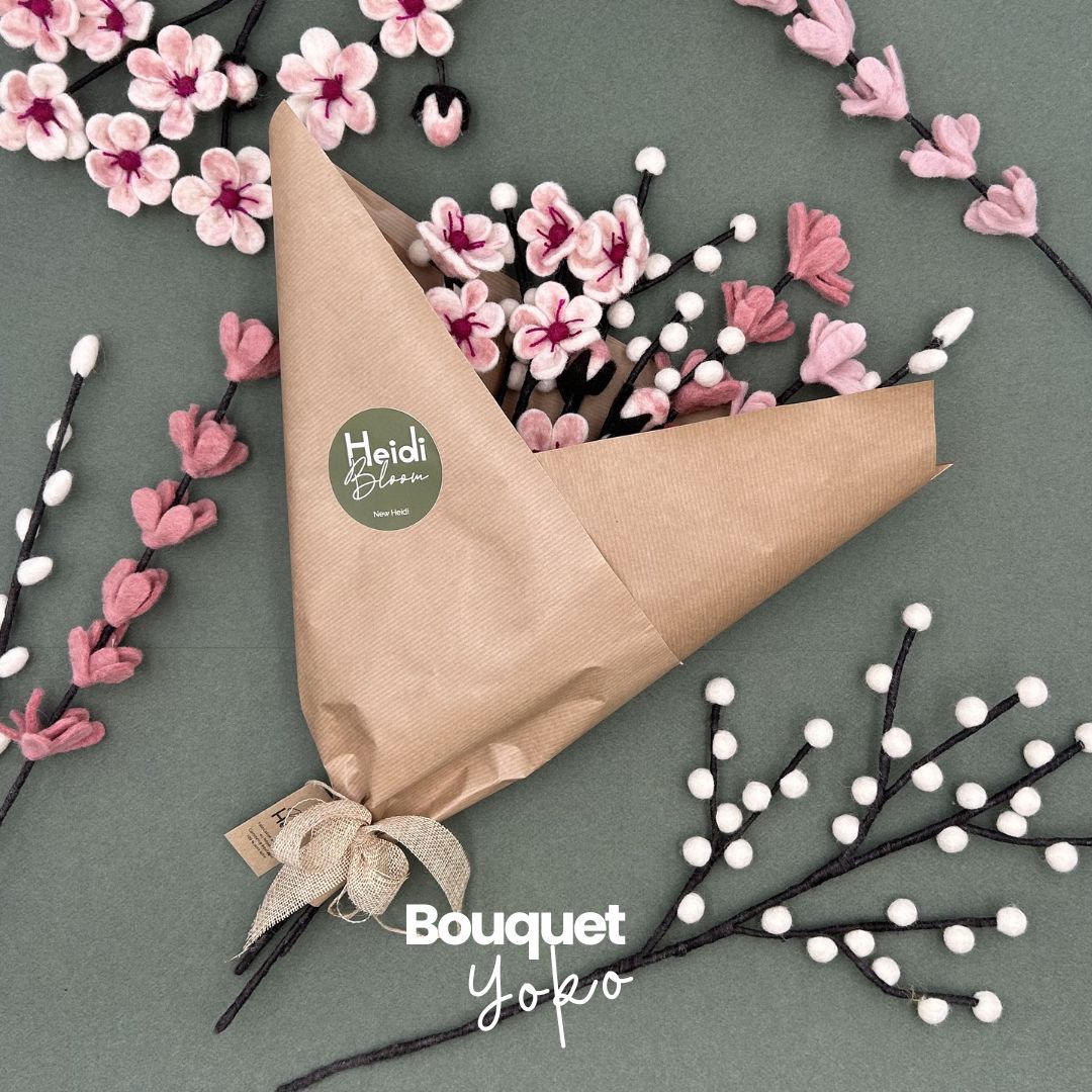 Bouquet Yoko avec des cerisiers New Heidi emballé dans du papier kraft recyclé prêt à offrir.