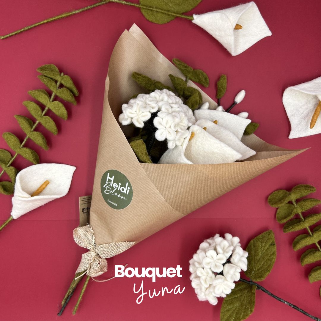 Bouquet Yuna avec Arum New Heidi emballé dans du papier kraft recyclé prêt à offrir.
