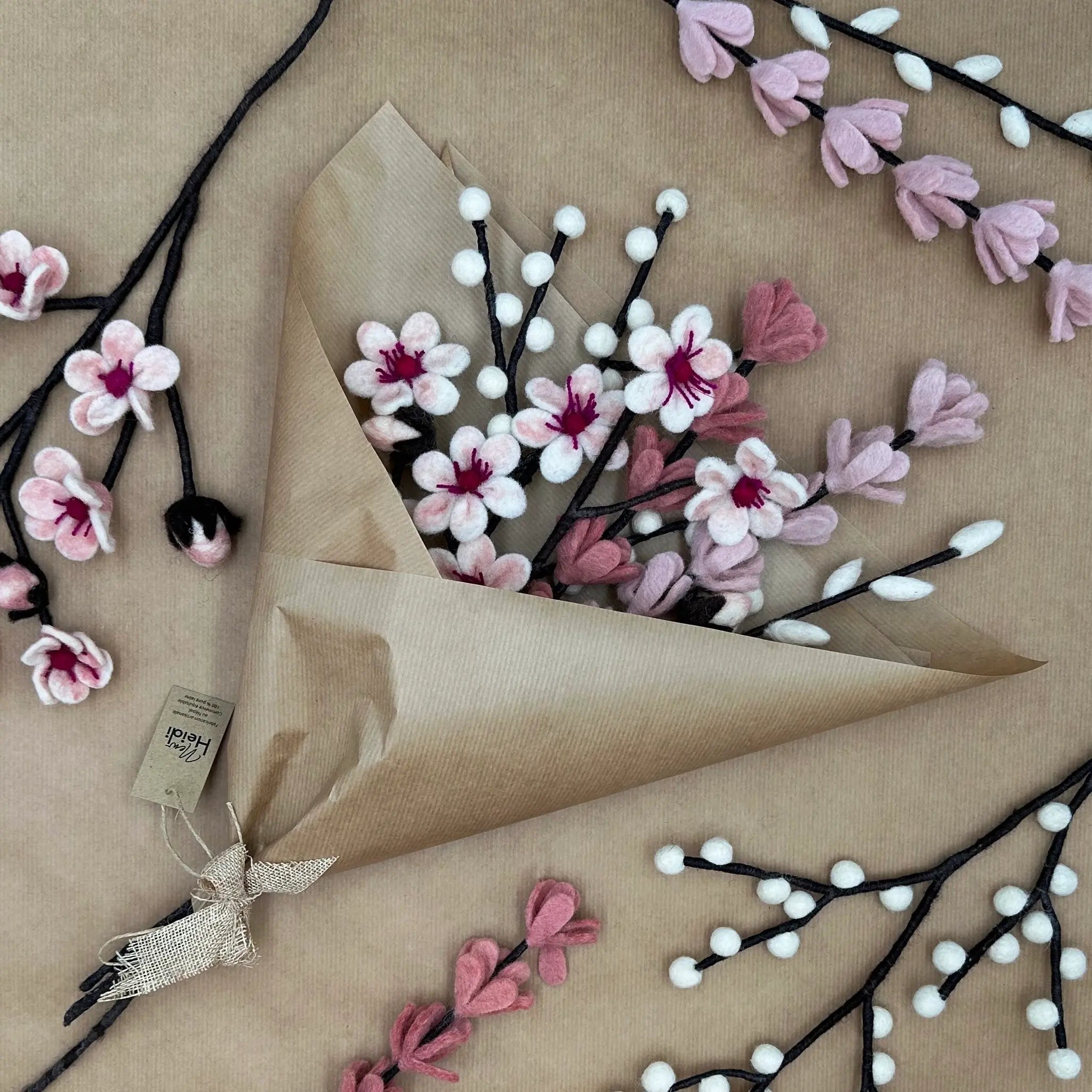 Bouquet Douceur de Cerisier New Heidi emballé dans du papier kraft recyclé prêt à offrir.