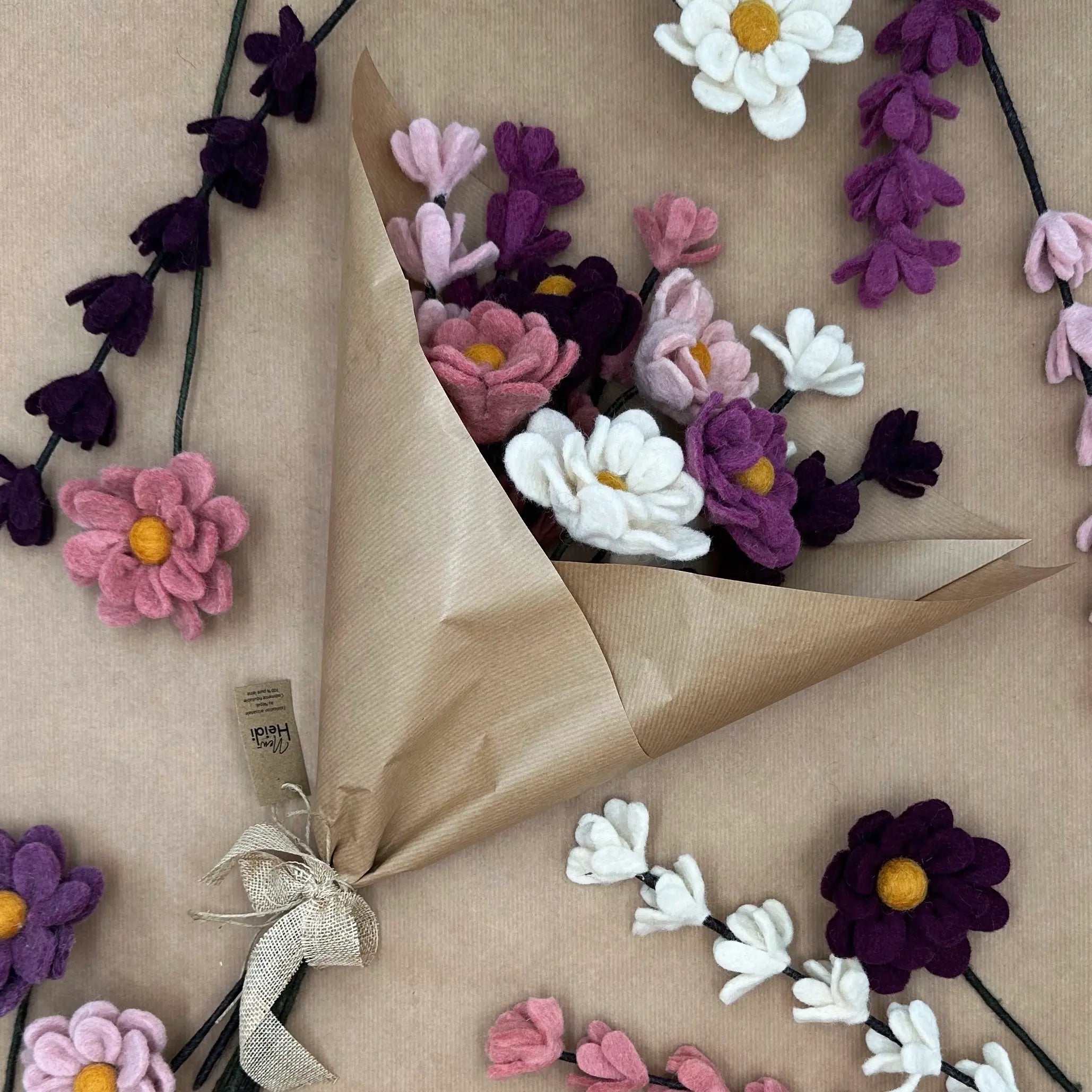 Bouquet de fleurs artisanales Nuance de Printemps New Heidi emballé dans du papier kraft recyclé.