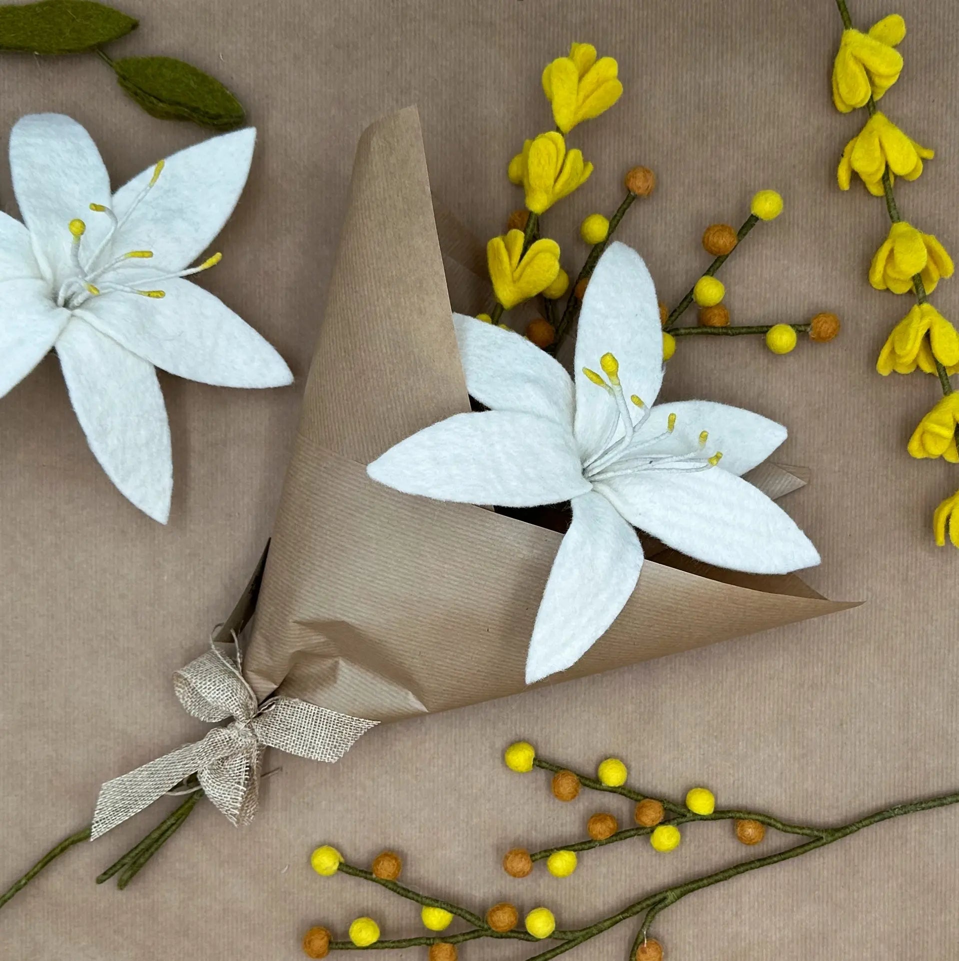 Bouquet Lumière de Lys New Heidi emballé dans du papier kraft recyclé avec son étiquette artisanale.