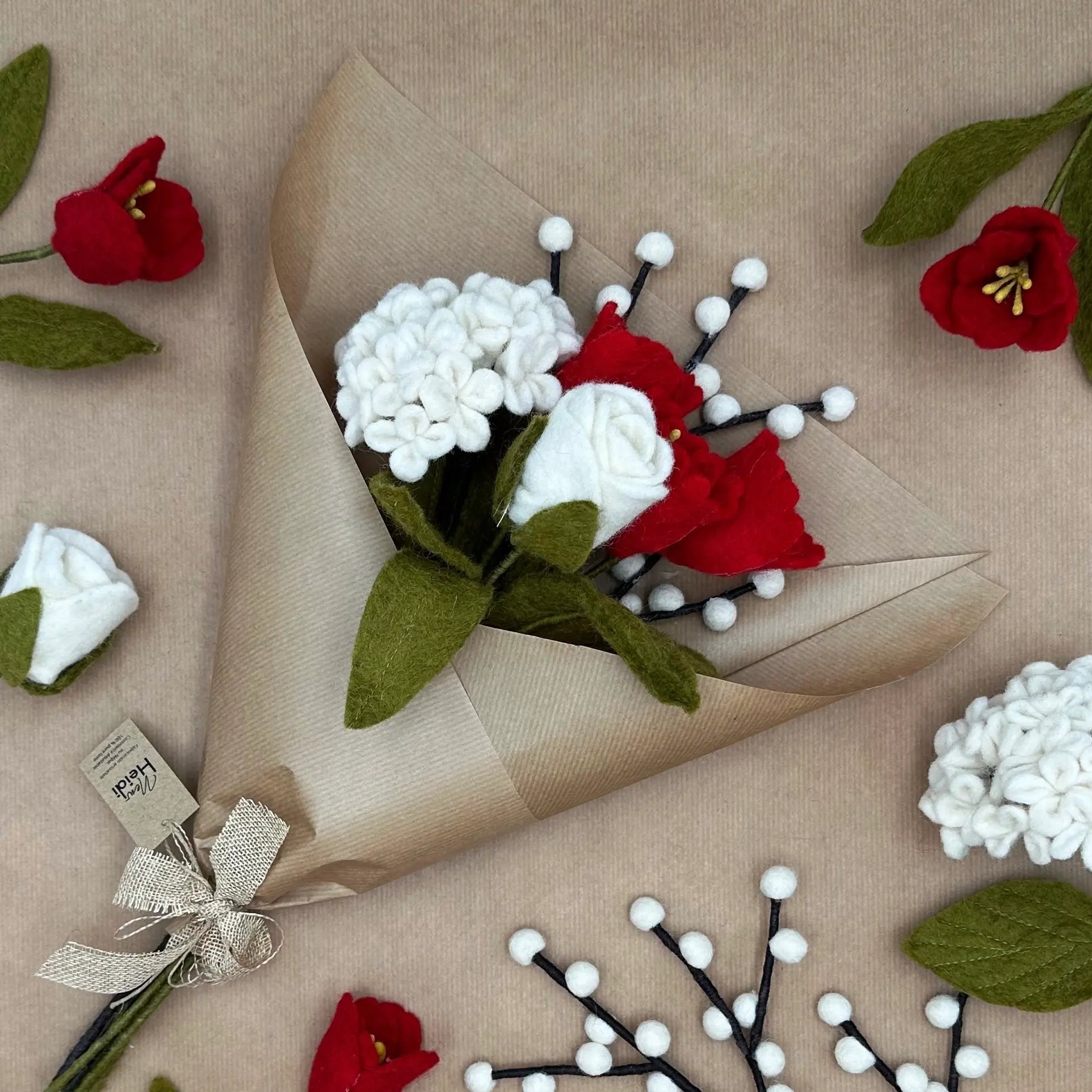 Bouquet Passion Givrée New Heidi emballé dans du papier kraft recyclé prêt à offrir.