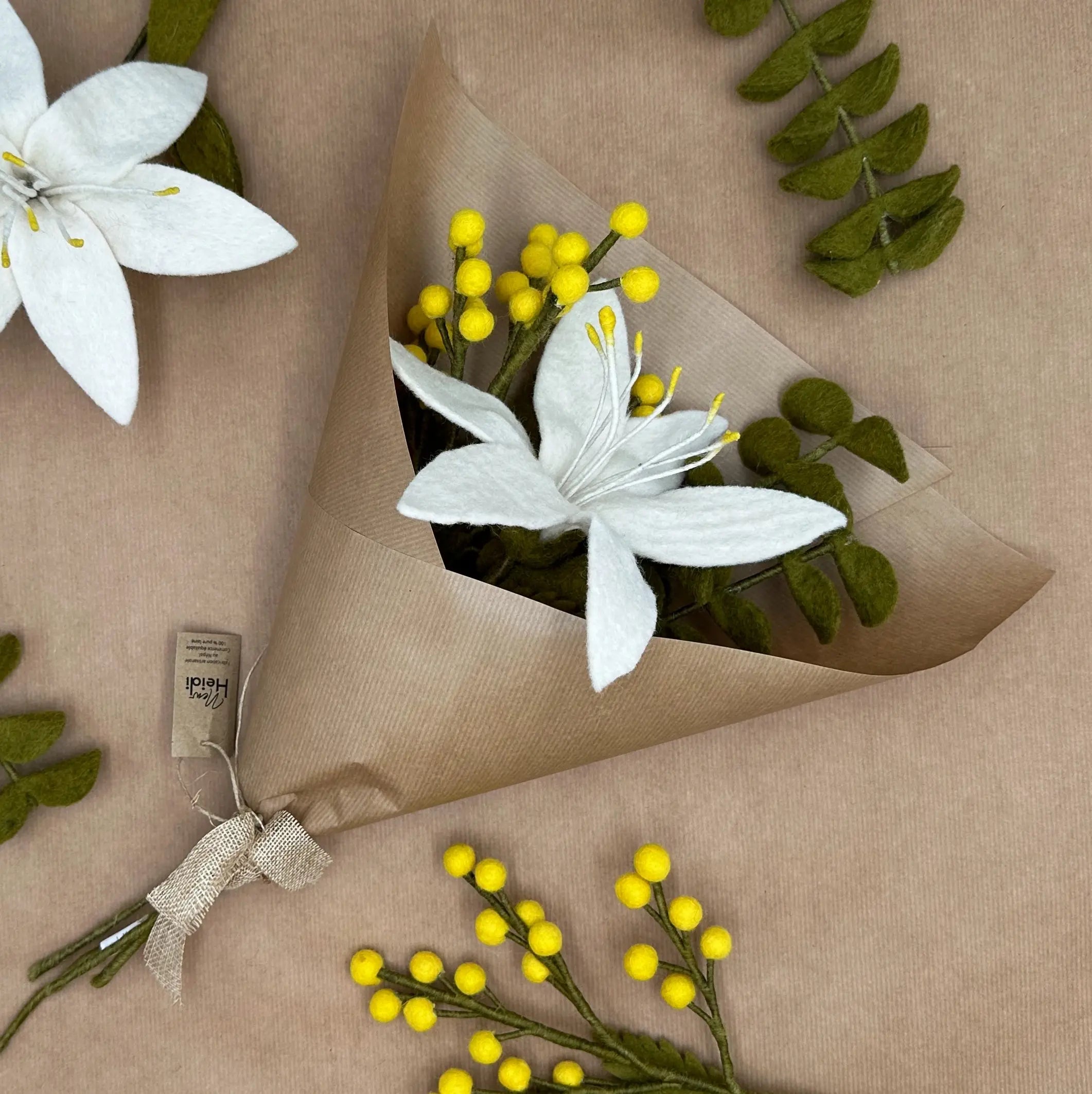 Bouquet Pureté de Printemps New Heidi emballé dans du papier kraft recyclé prêt à offrir.