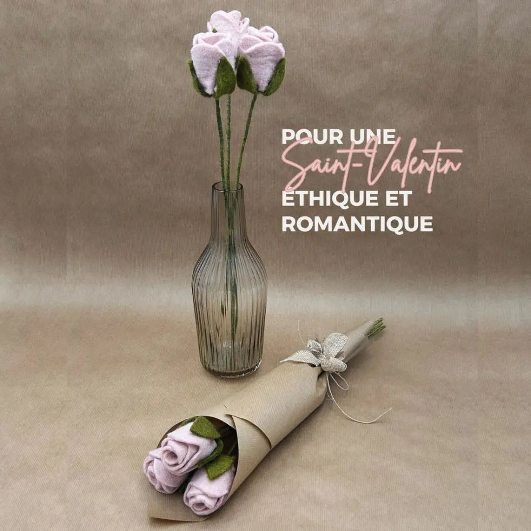 Bouquet de 3 roses roses New Heidi en feutrine artisanale dans un vase, idéal pour une Saint-Valentin éthique.